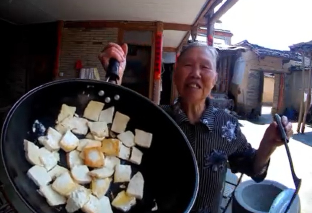 孙子给75岁奶奶装了个可视门铃，看到这样一幕幕…