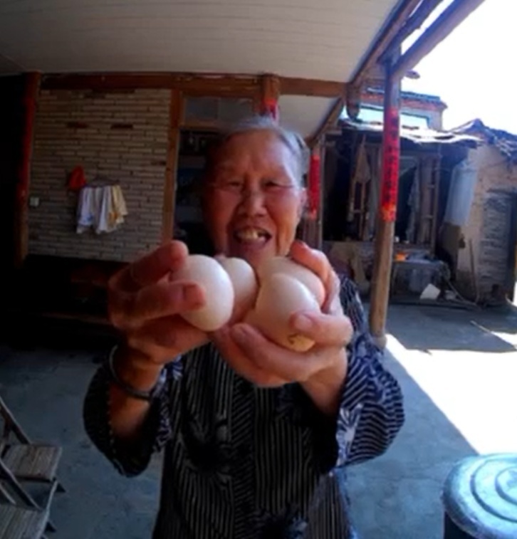 孙子给75岁奶奶装了个可视门铃，看到这样一幕幕…