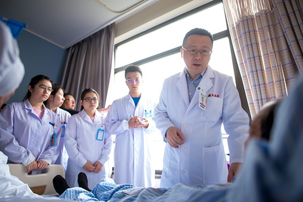 胡伟国（右一）与医学生一同查房.jpg