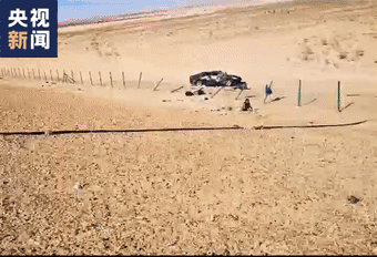 沙漠遇车祸一家三口飞奔救人，9岁娃还帮人遮阳