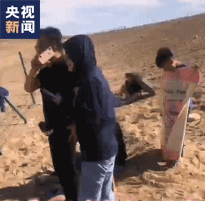 沙漠遇车祸一家三口飞奔救人，9岁娃还帮人遮阳