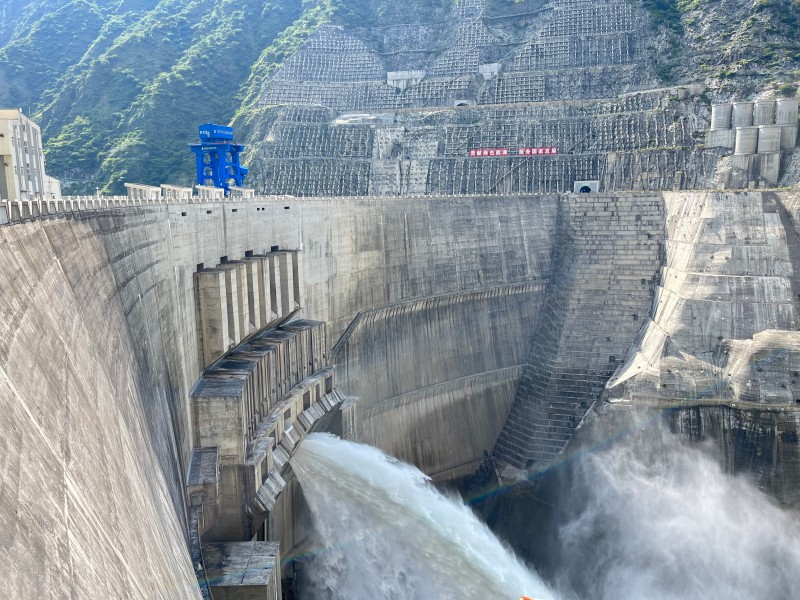 3.雅砻江锦屏一级水电站中孔下泄，为下游补水_副本.jpg