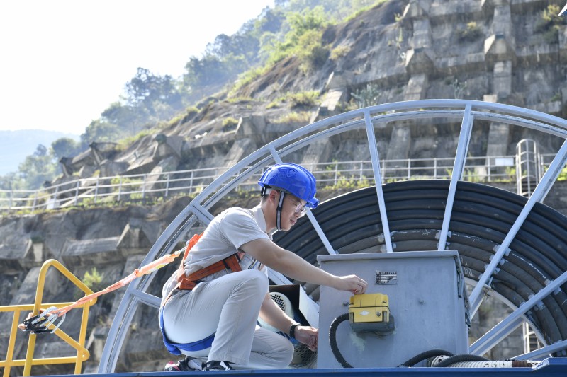 7.酷暑天气，雅砻江官地水电站检修人员检查进水口门机开关_副本.jpg