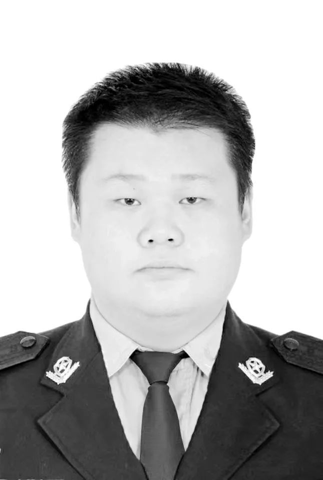 痛心年仅29岁辅警倒在工作岗位上