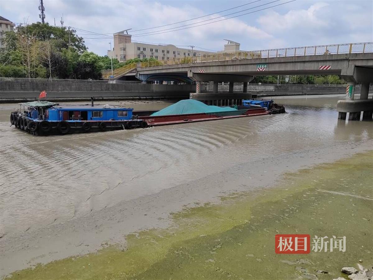 运沙船在已疏解的河道通行