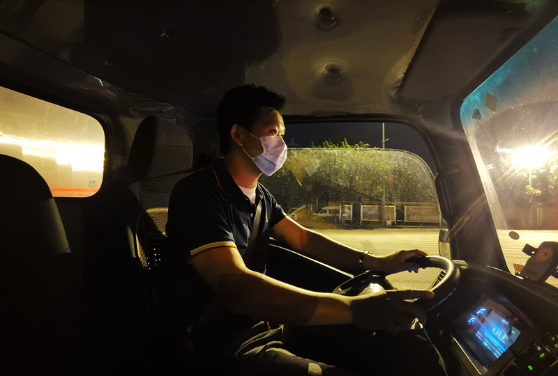 张东海驾驶货车行驶途中。王洪江摄_副本.jpg?x-oss-process=style/w10