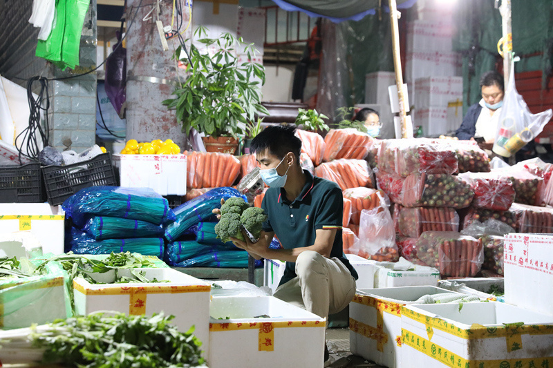 尹涵在查看菜品质量。章磊摄_副本.jpg?x-oss-process=style/w10