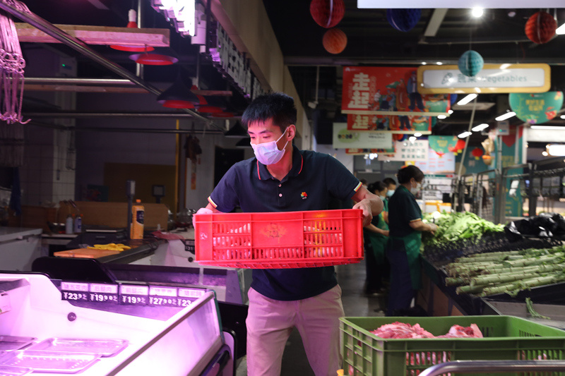 尹涵在益民菜市搬运货物。章磊摄_副本.jpg?x-oss-process=style/w10