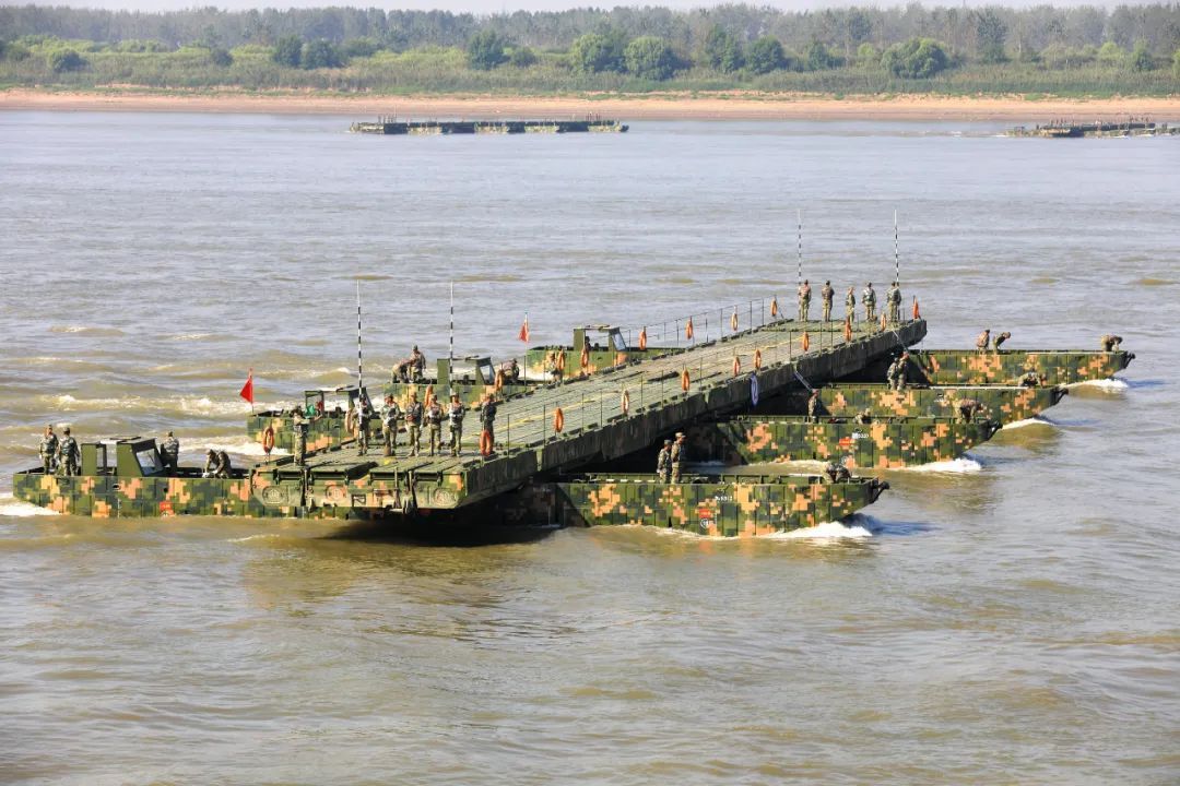 壮观舟桥兵长江上架钢铁浮桥