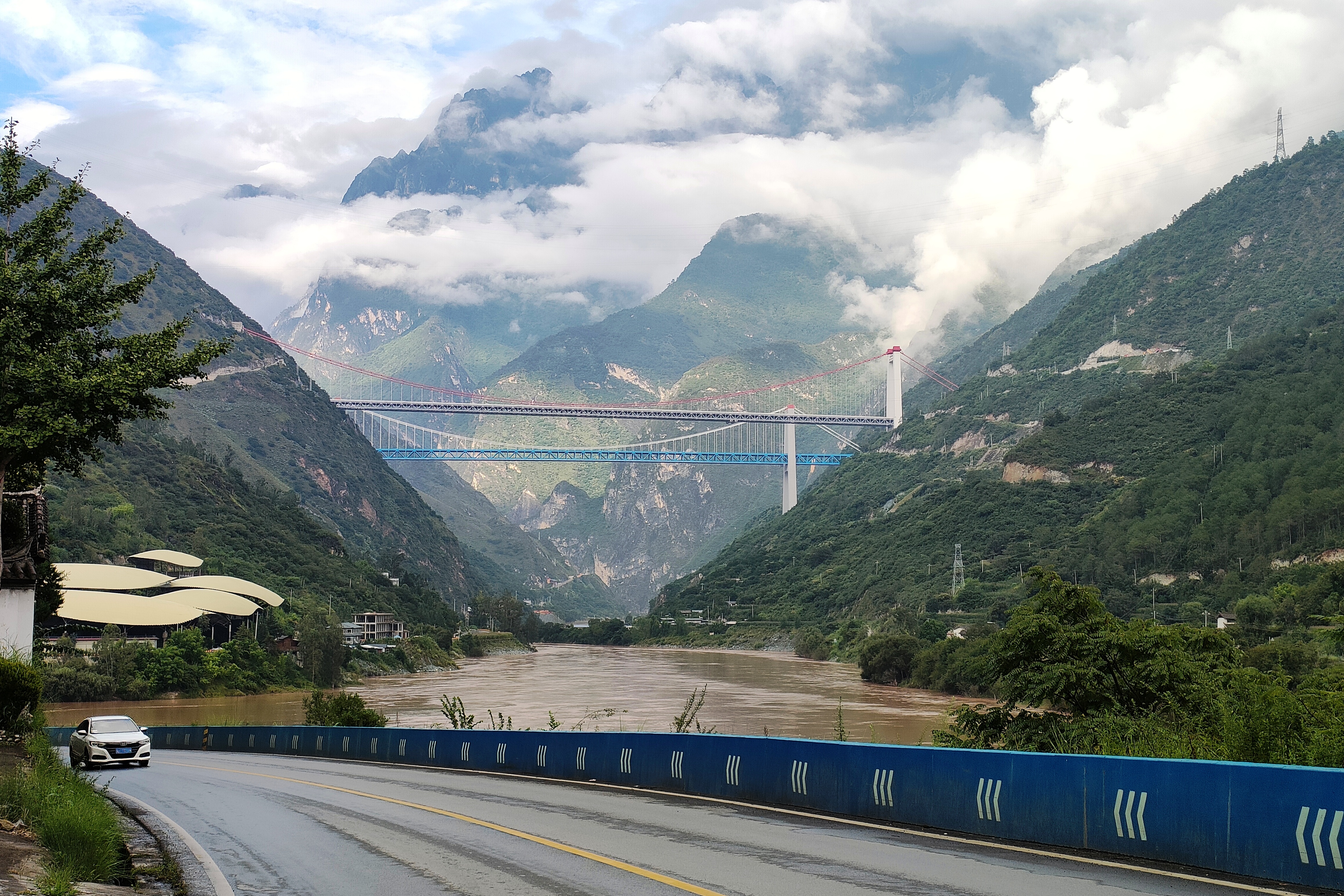 迪庆“三路同框”李竞若摄 (2).jpg