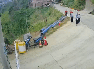 1664205104846756.gif 动图1(四名学生送奶茶的画面).gif