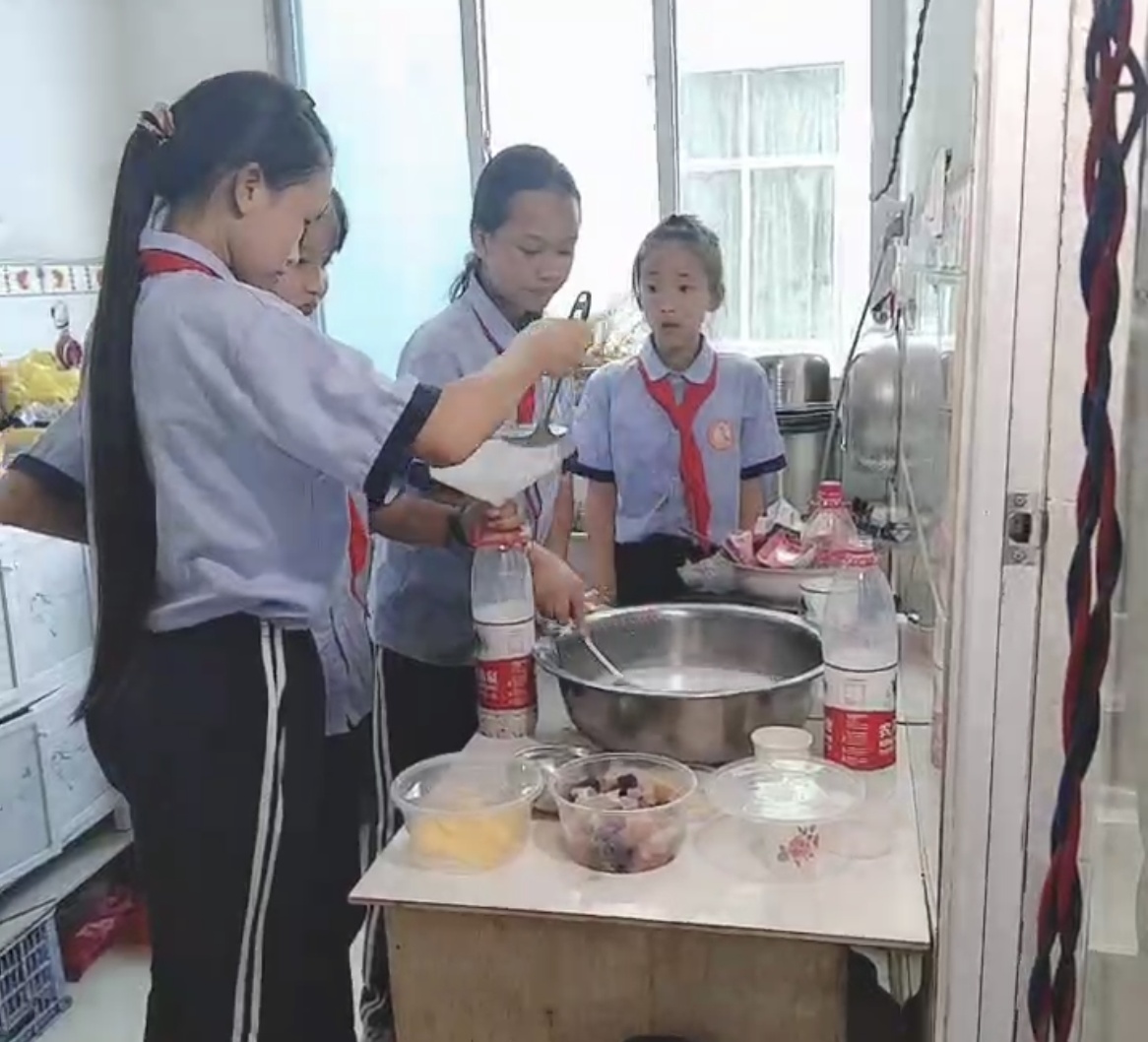 1664205181888651.png 四名学生制作奶茶的画面.png