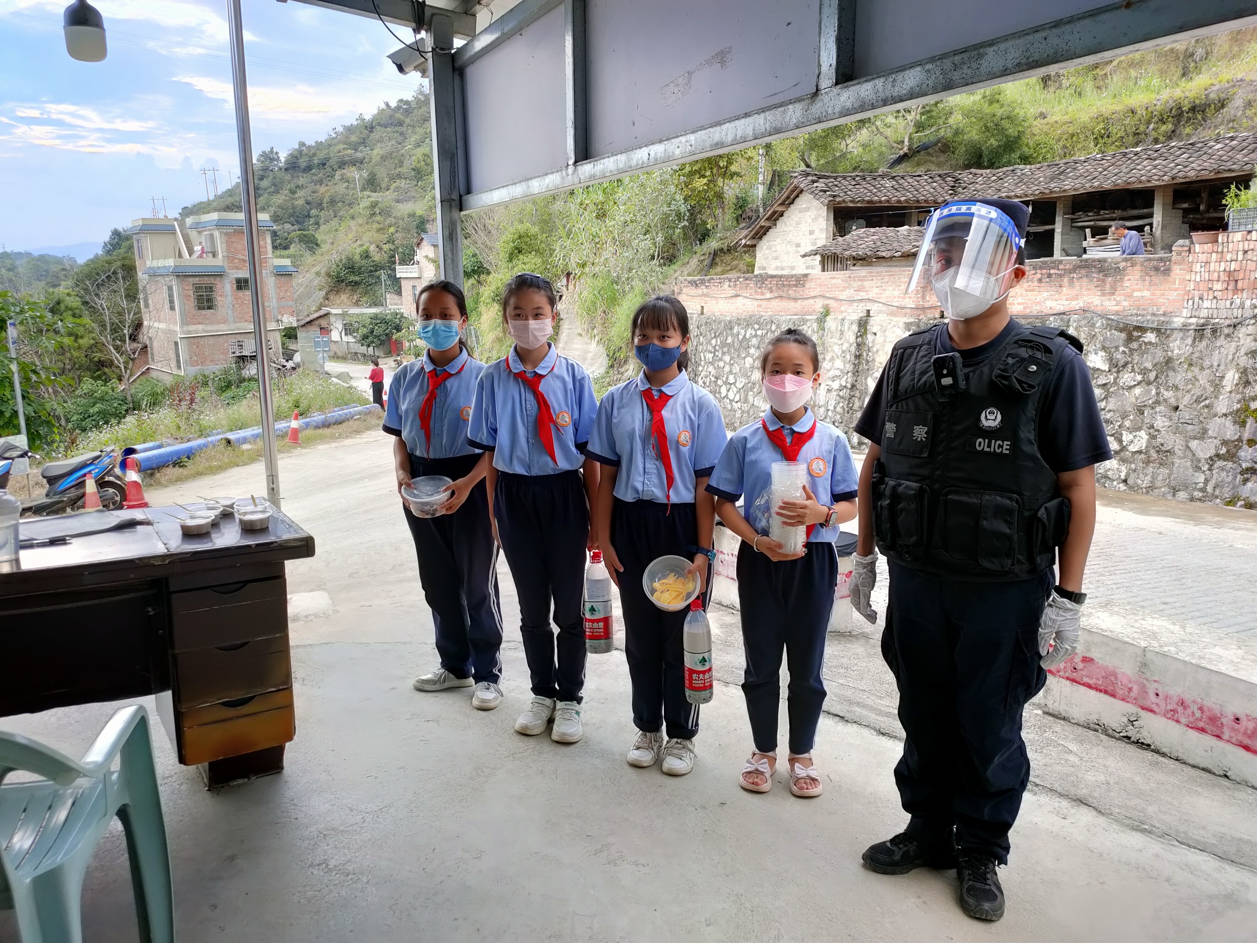 1664205329455238.jpg 学生与民警的合照.jpg