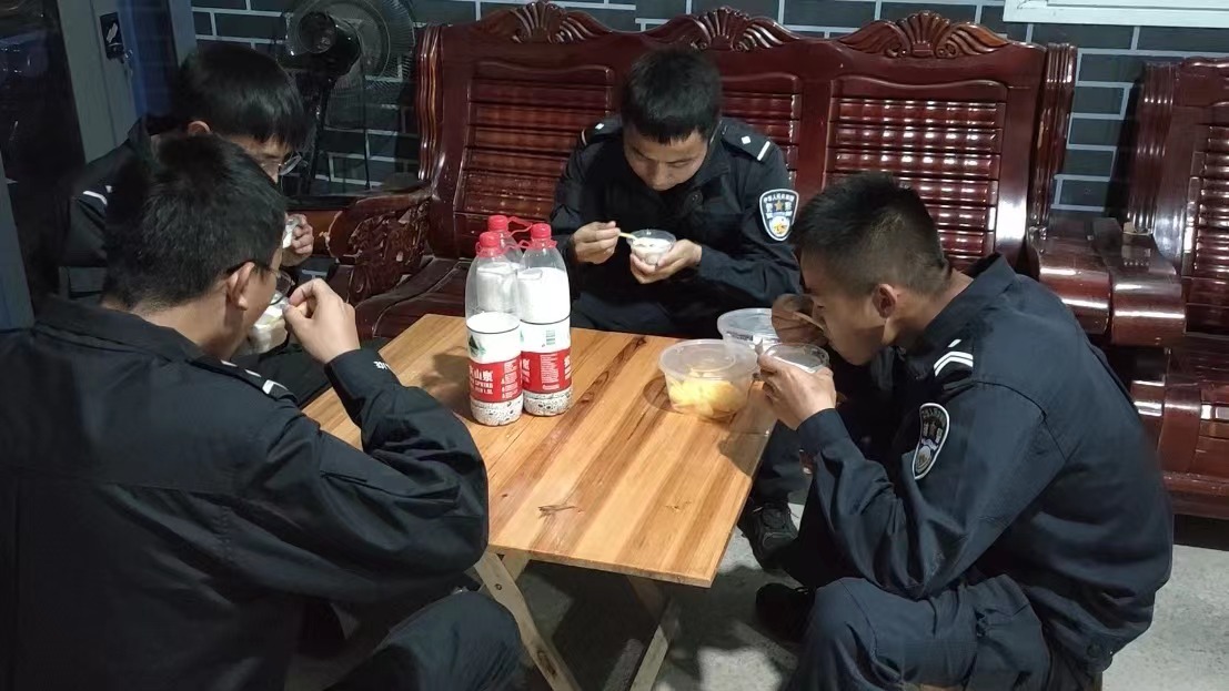 1664205311982502.jpg 民警喝奶茶的画面.jpg