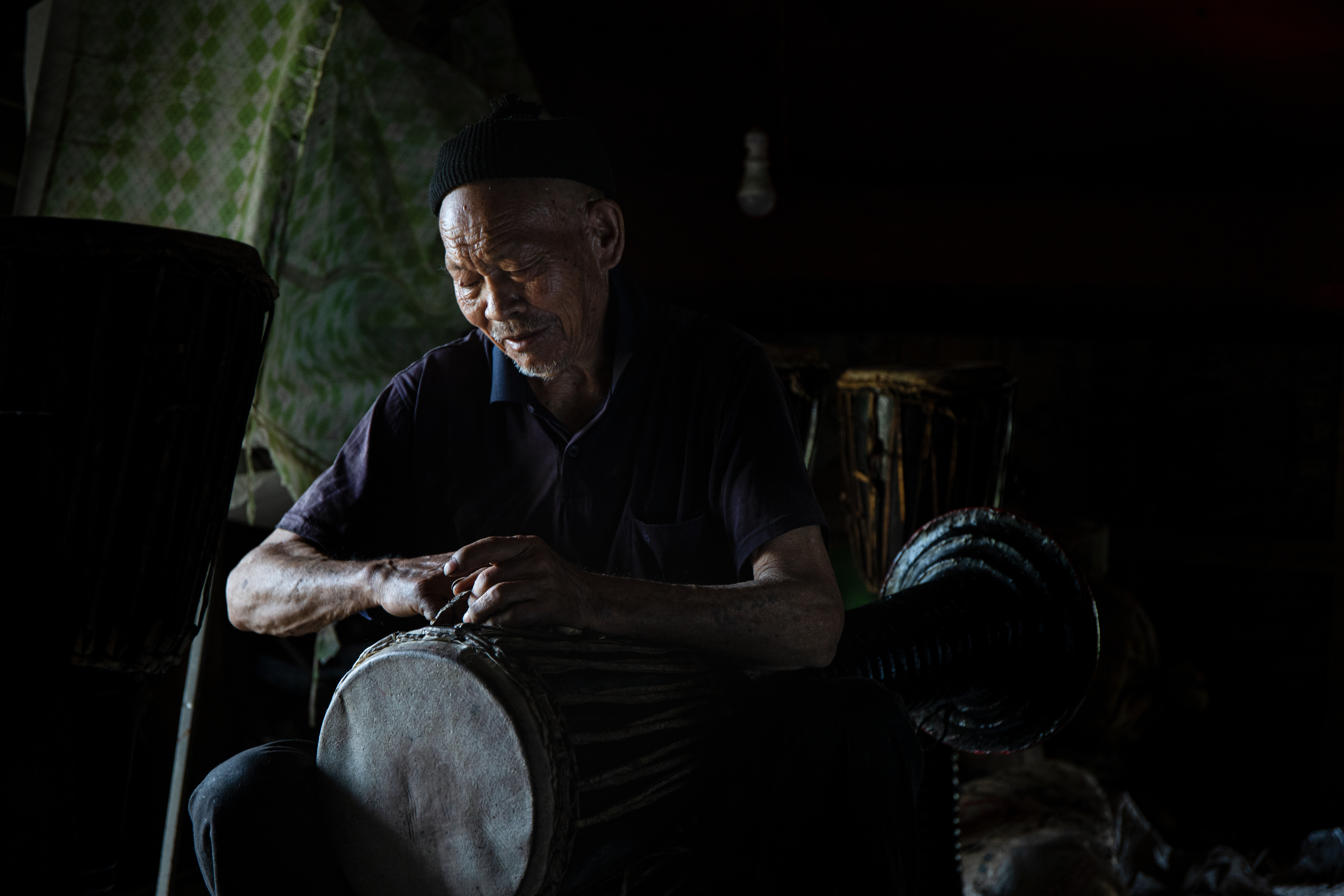 1667800790527018.jpg 九旬象脚鼓制作非遗传承人+佳能6D2+人文类.jpg