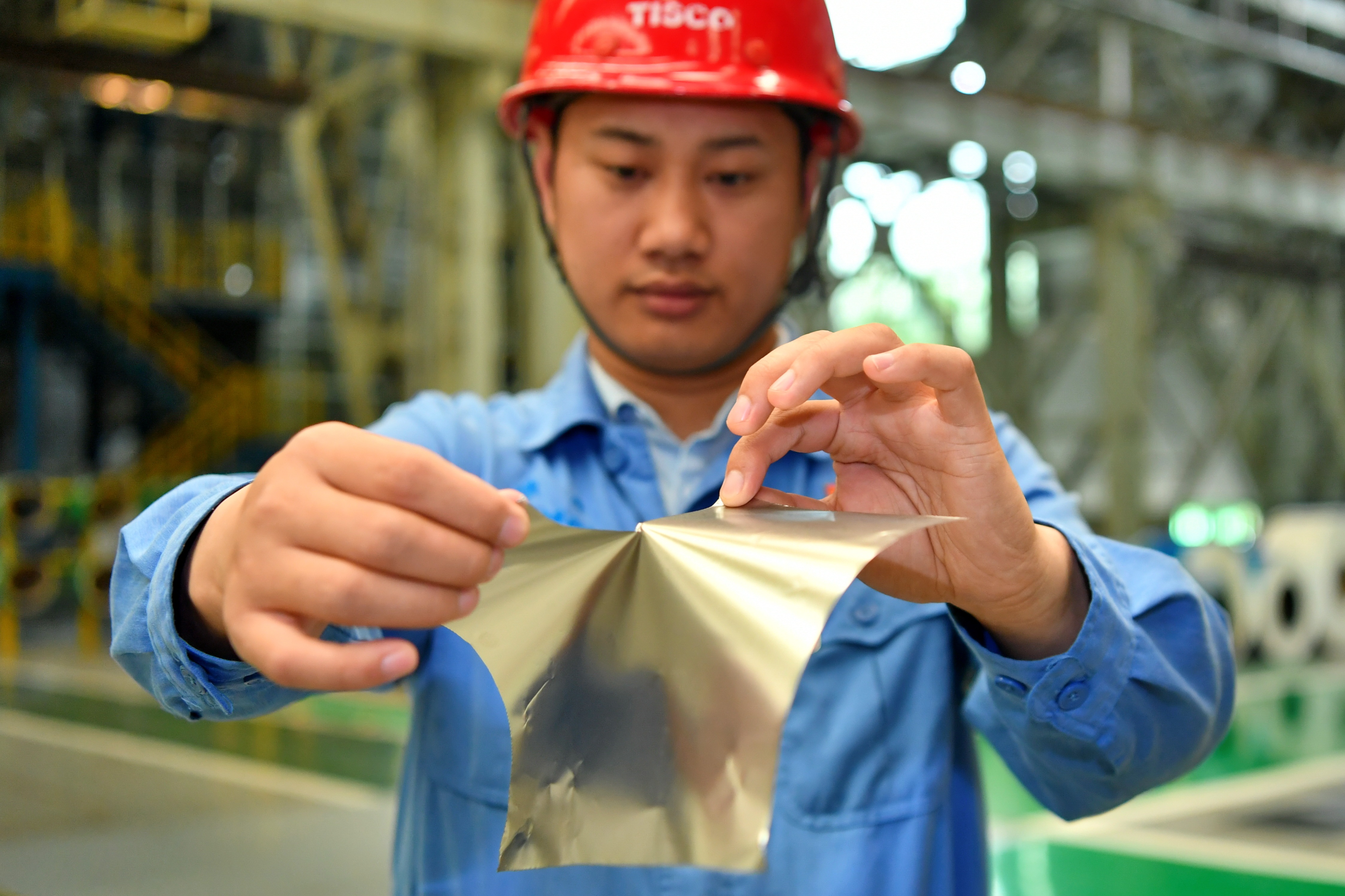 在位于山西的太钢集团，员工展示用手撕开0.02毫米厚的超薄带状不锈钢（2019年5月24日摄）新华社记者曹阳摄.JPG
