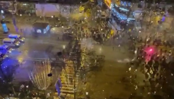 法国警方与球迷对峙（“每日邮报”视频截图）