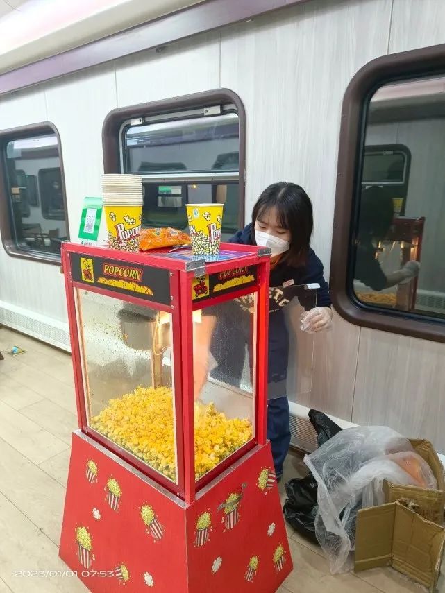 火车内设麻将桌?国铁西安局回应:系旅游专列