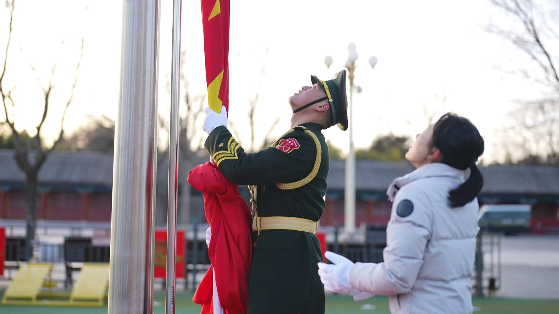 褚泽亮介绍:需要把国旗挂到国旗副杆上把上面的副杆销子销上然后挂牢