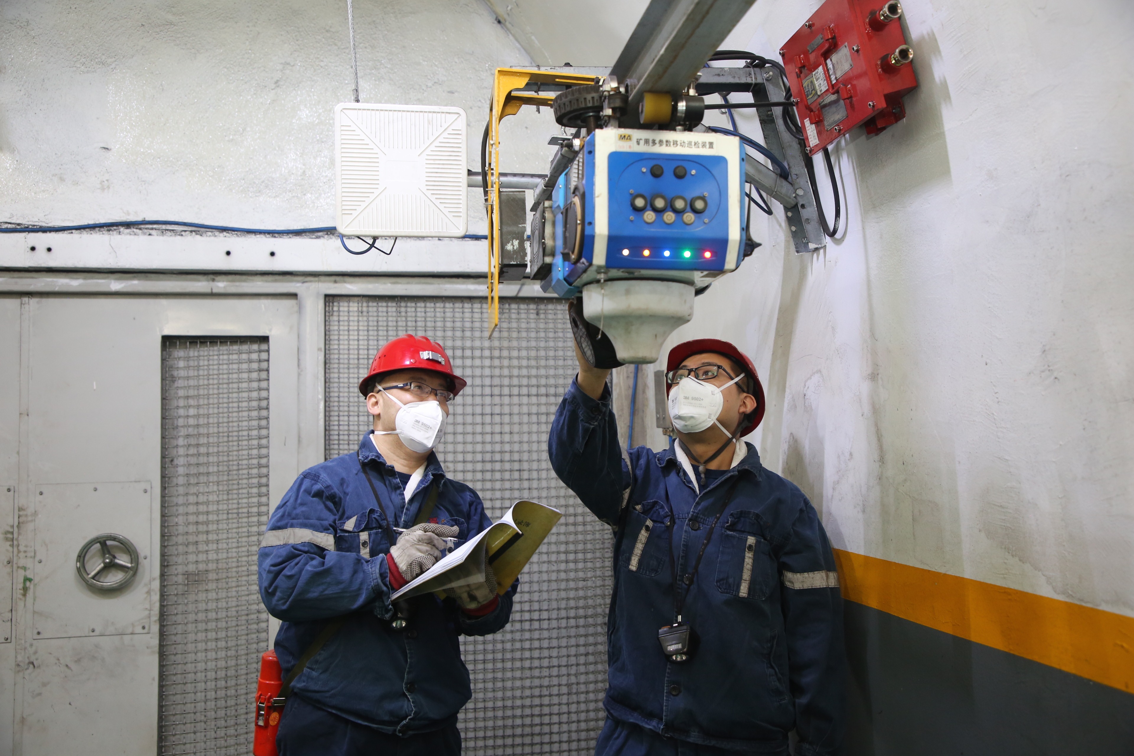  工程技术人员正在调整机器人数据  赵军摄 (1).JPG