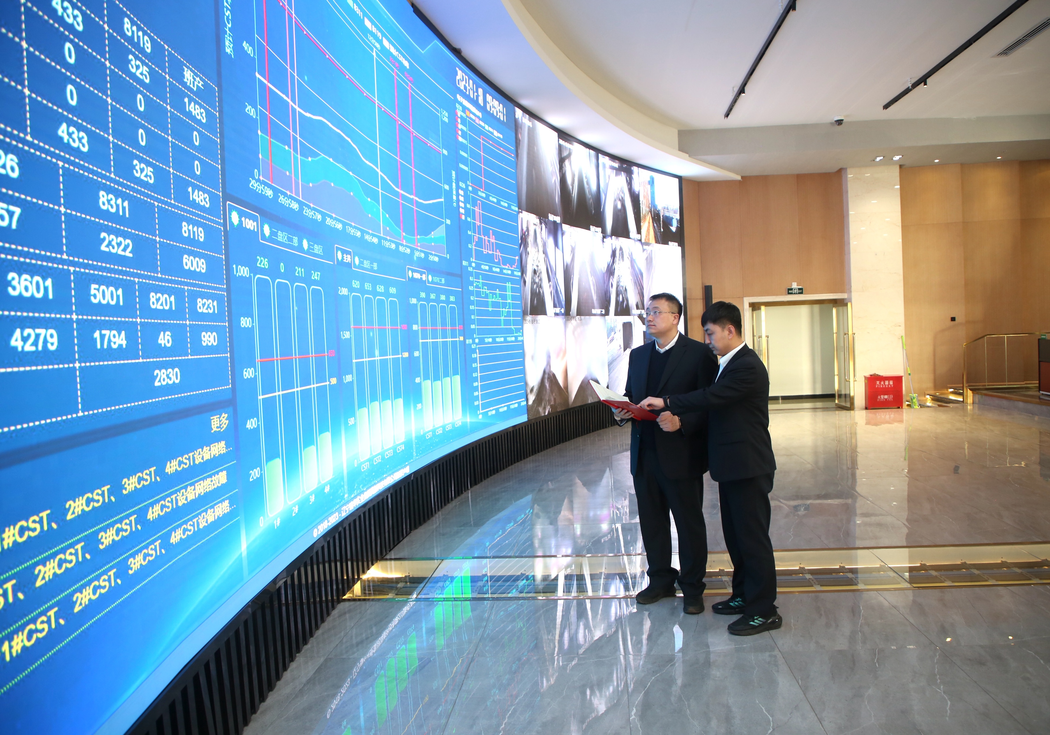  智能化调度指挥中心工作人员正在记录数据   赵军摄 (2).JPG