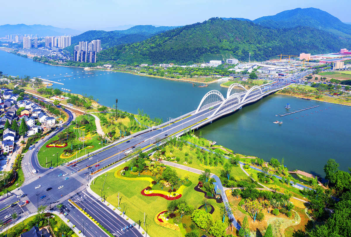 杭州富阳：一江十溪润富春