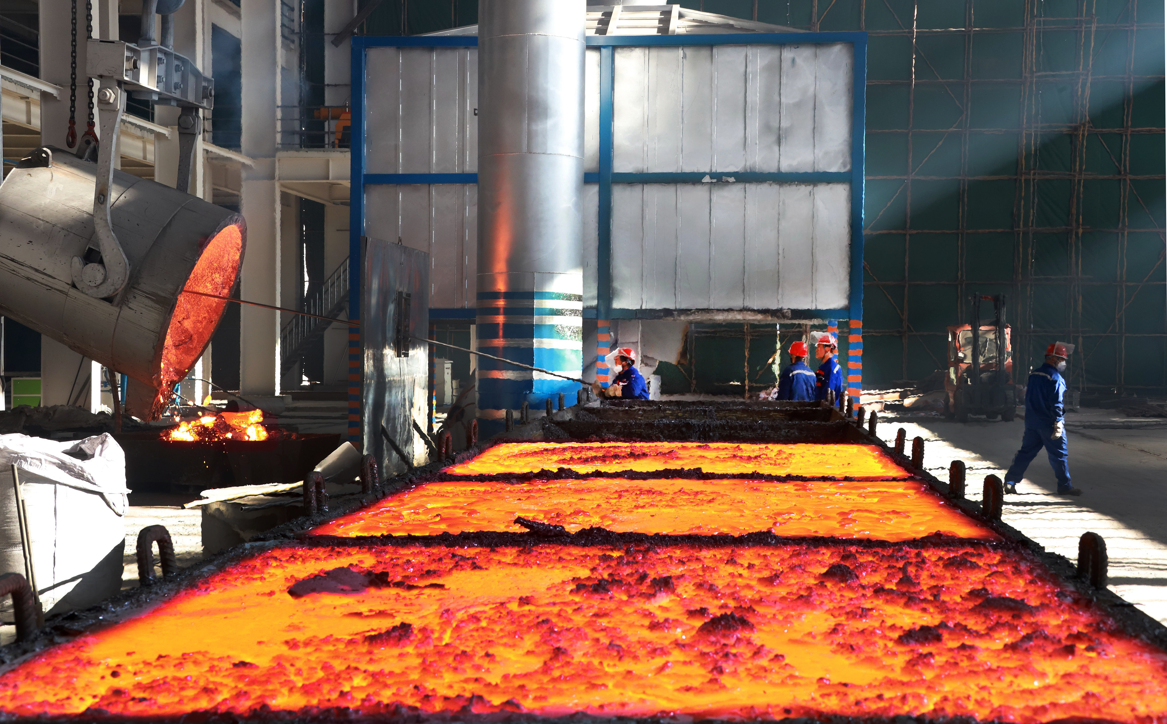 图为2月10日甘肃河西硅业20万吨硅系新材料综合利用项目一号矿热炉出产工业硅的情景，车间内火花四溅，热火朝天，一派忙碌的生产景象2.jpg