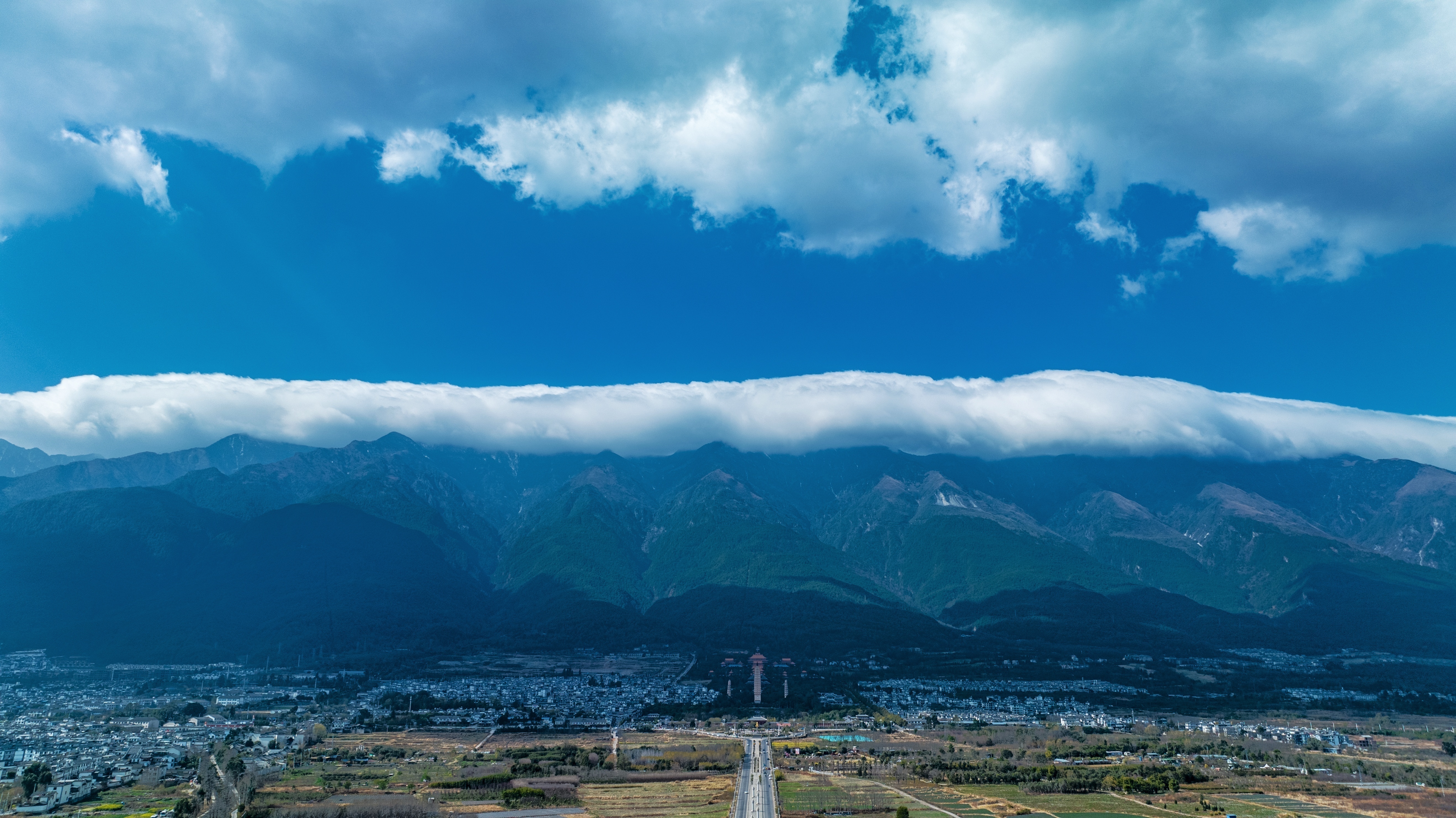 图2 2月11日，云南大理苍山顶出现“云被”景观。（赵一舟 摄）.jpg