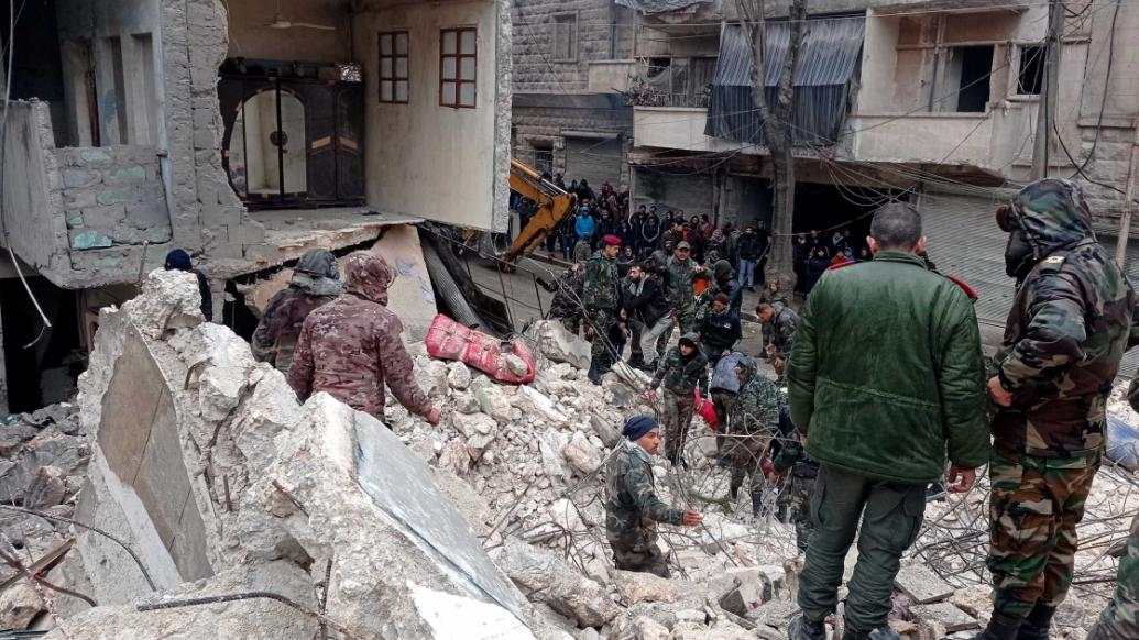 2月6日，人们在叙利亚阿勒颇省一处倒塌的建筑现场进行救援。新华社 图