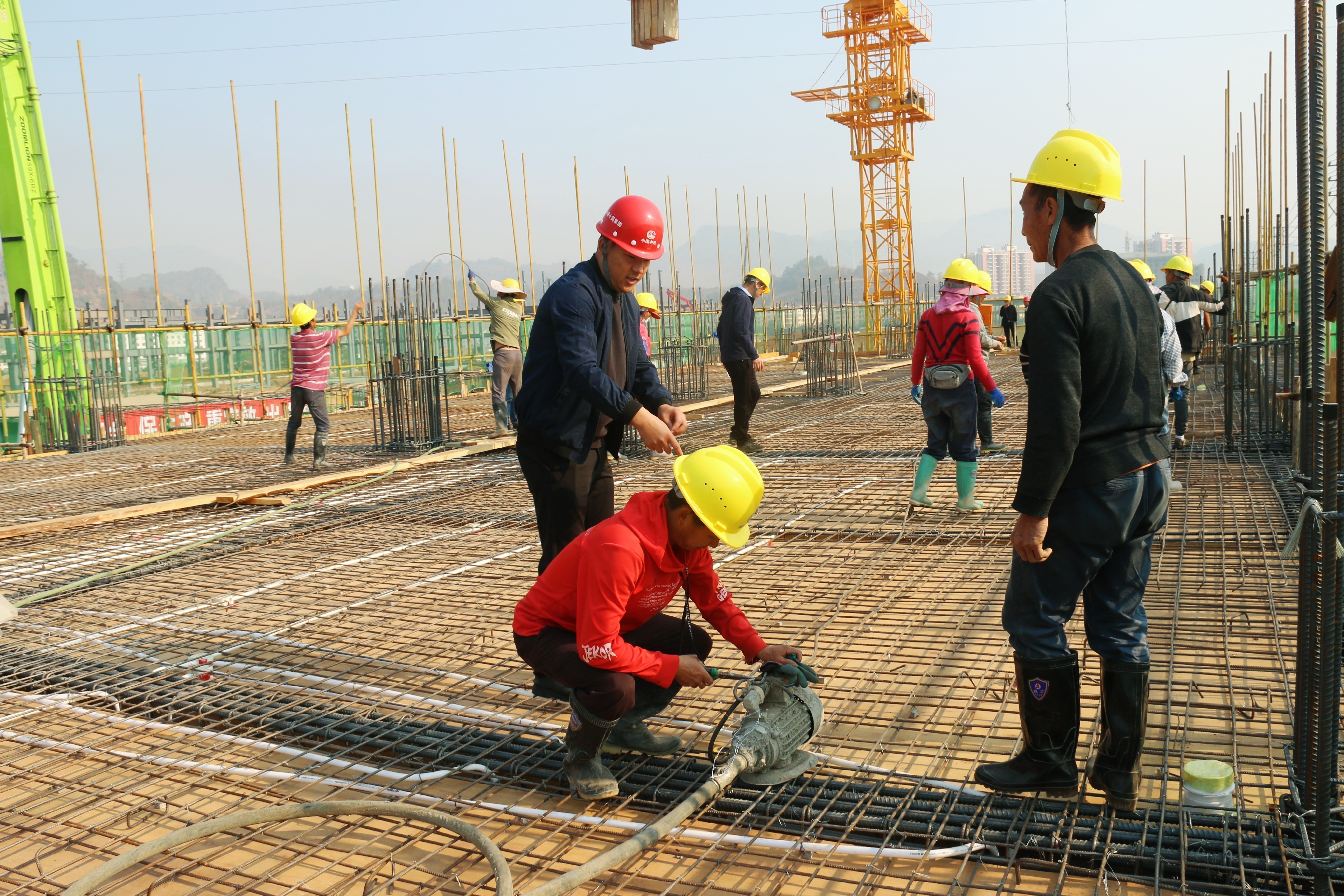 1677374969851849.jpg 工人们正准备对南伞园区农特产品进出口加工产业园一期办公楼一层楼顶进行混凝土浇筑.JPG