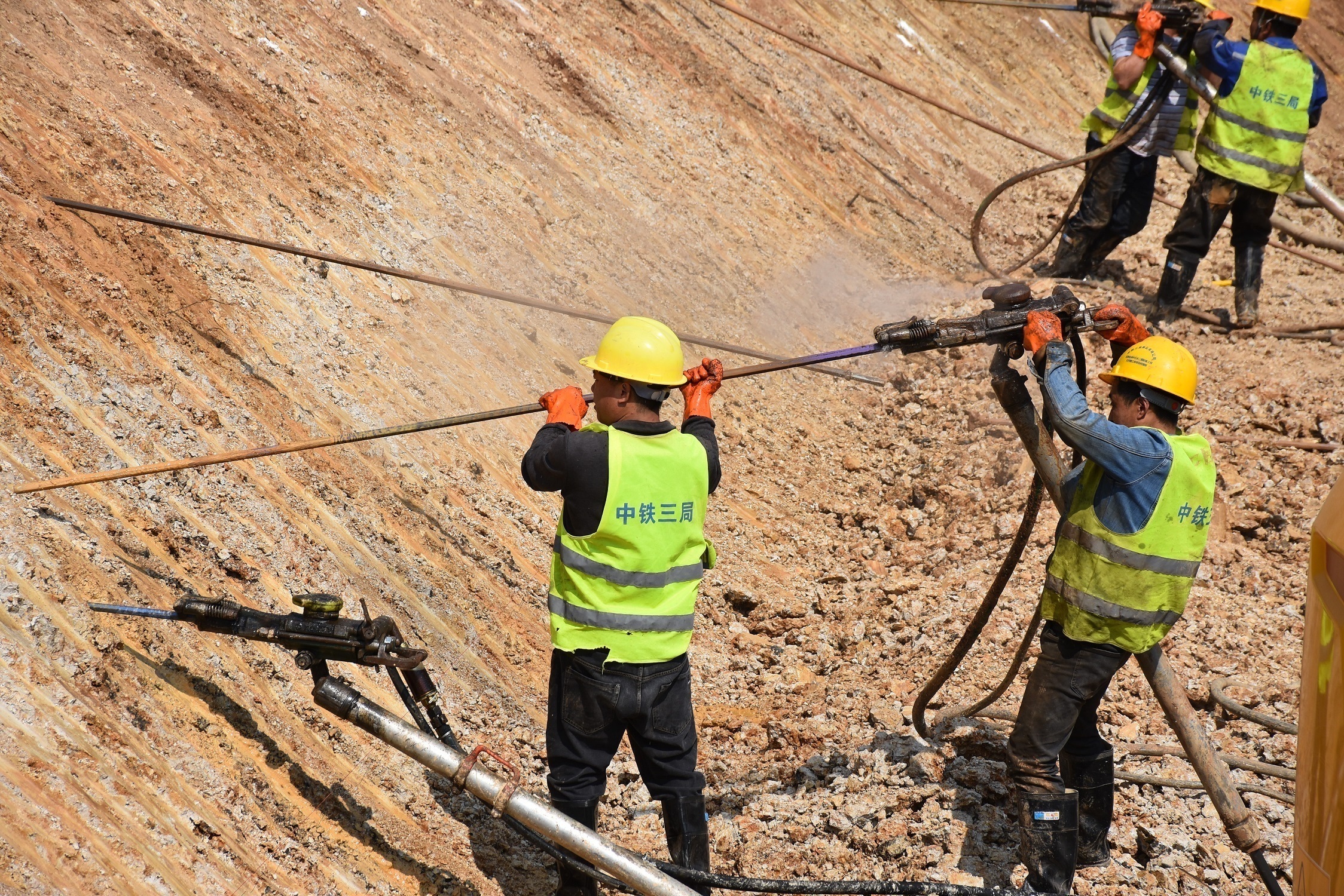 图为工人正在打锚杆转孔（郭斯维摄）2023年2月28日 (2).JPG