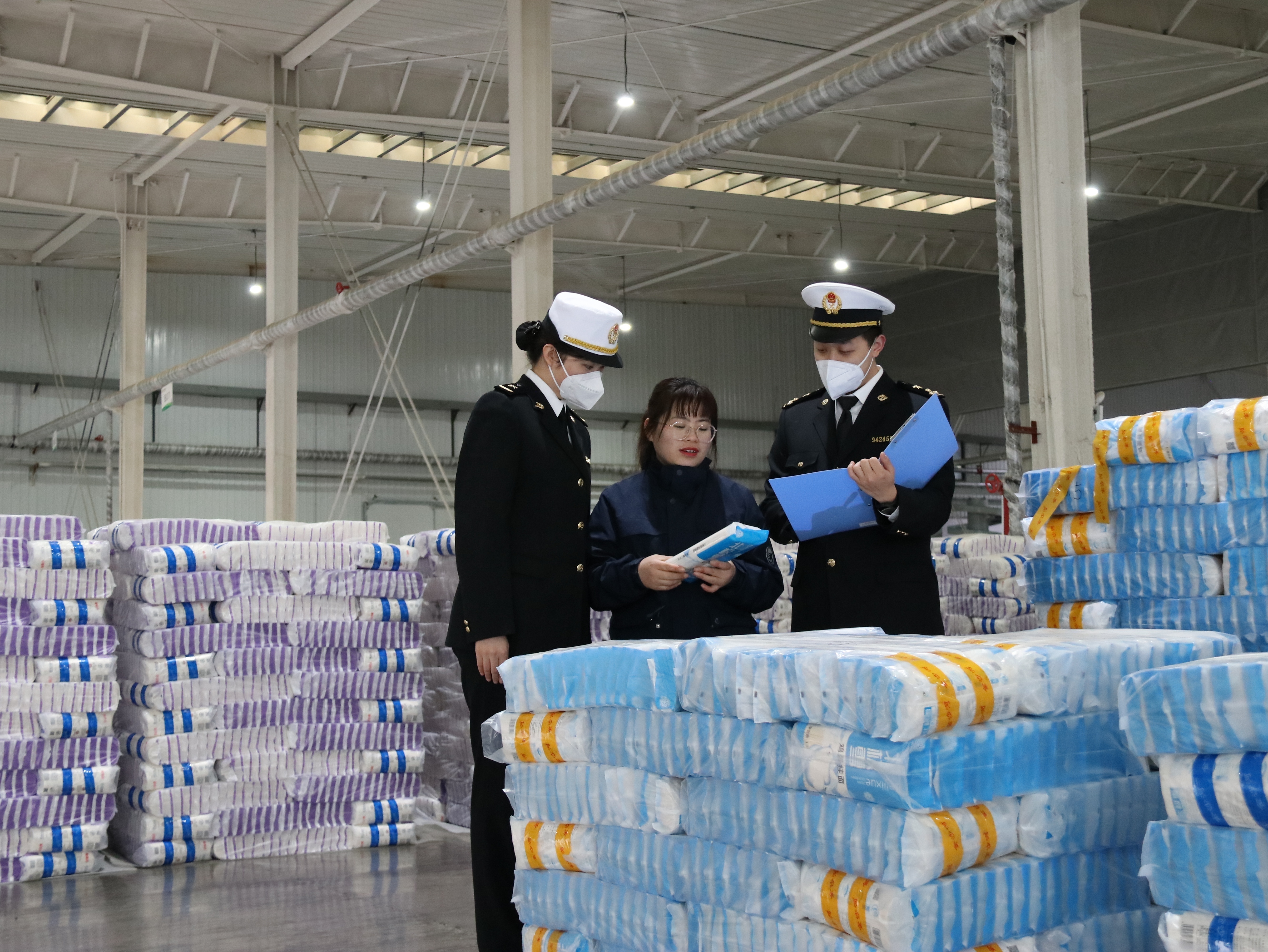 3月13日，阿拉山口海关现场关员了解综保区企业生产加工情况。（石钰涵 摄） (4).JPG