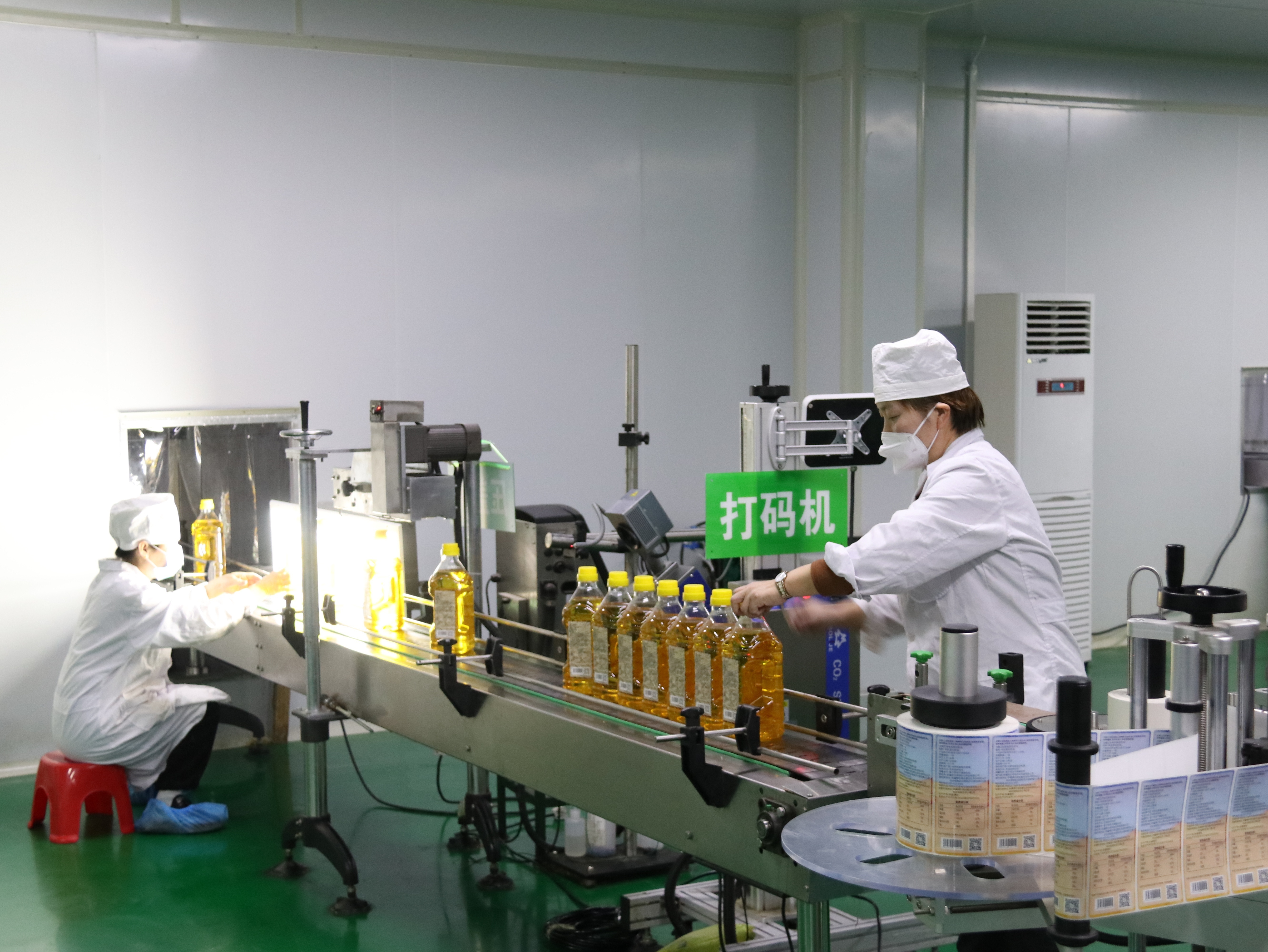 3月13日，在阿拉山口金牧生物科技有限公司，工人们正在包装生产成品精炼油。（石钰涵 摄） (2).JPG