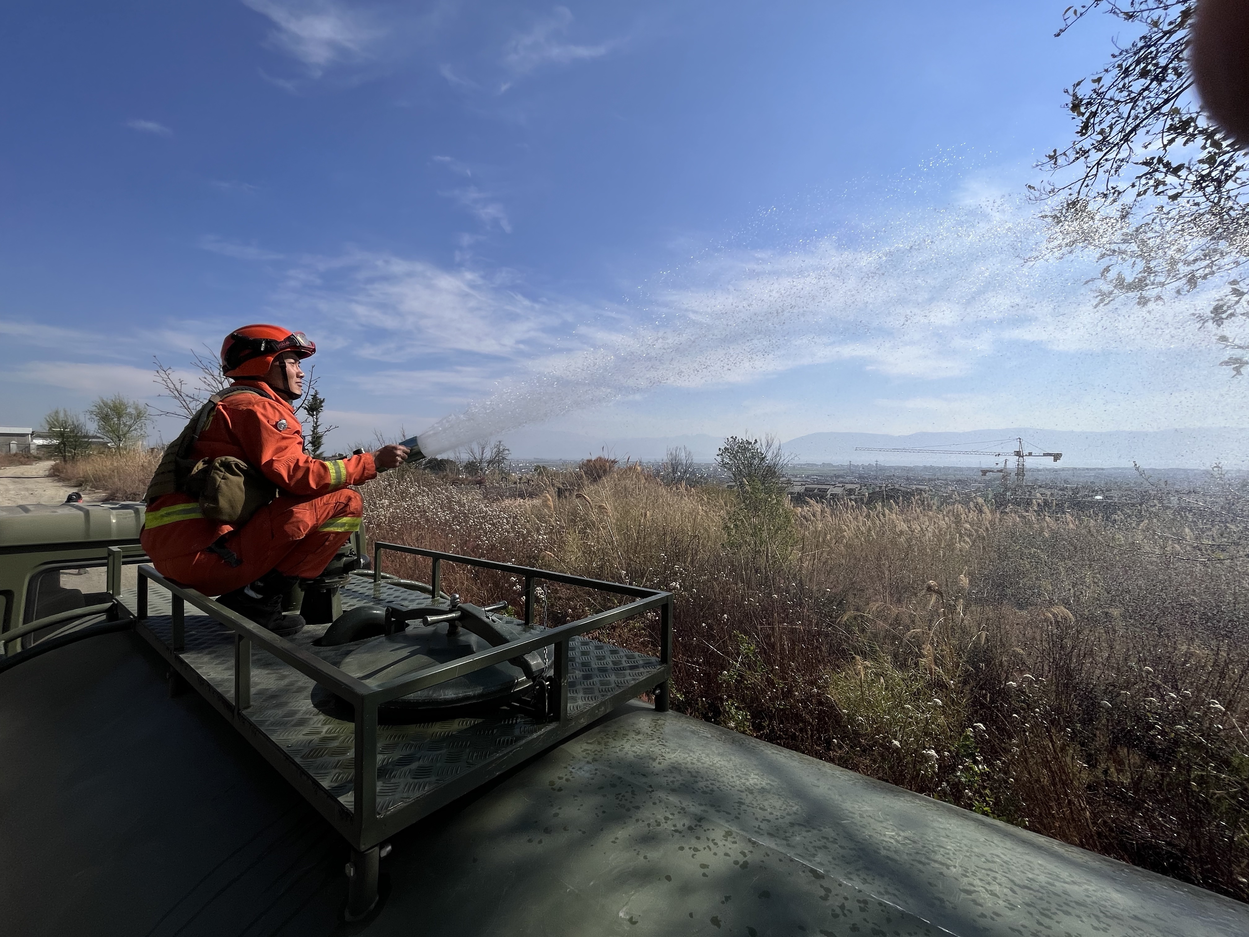 1678751371575813.jpg 6在林缘地带增湿作业.jpg