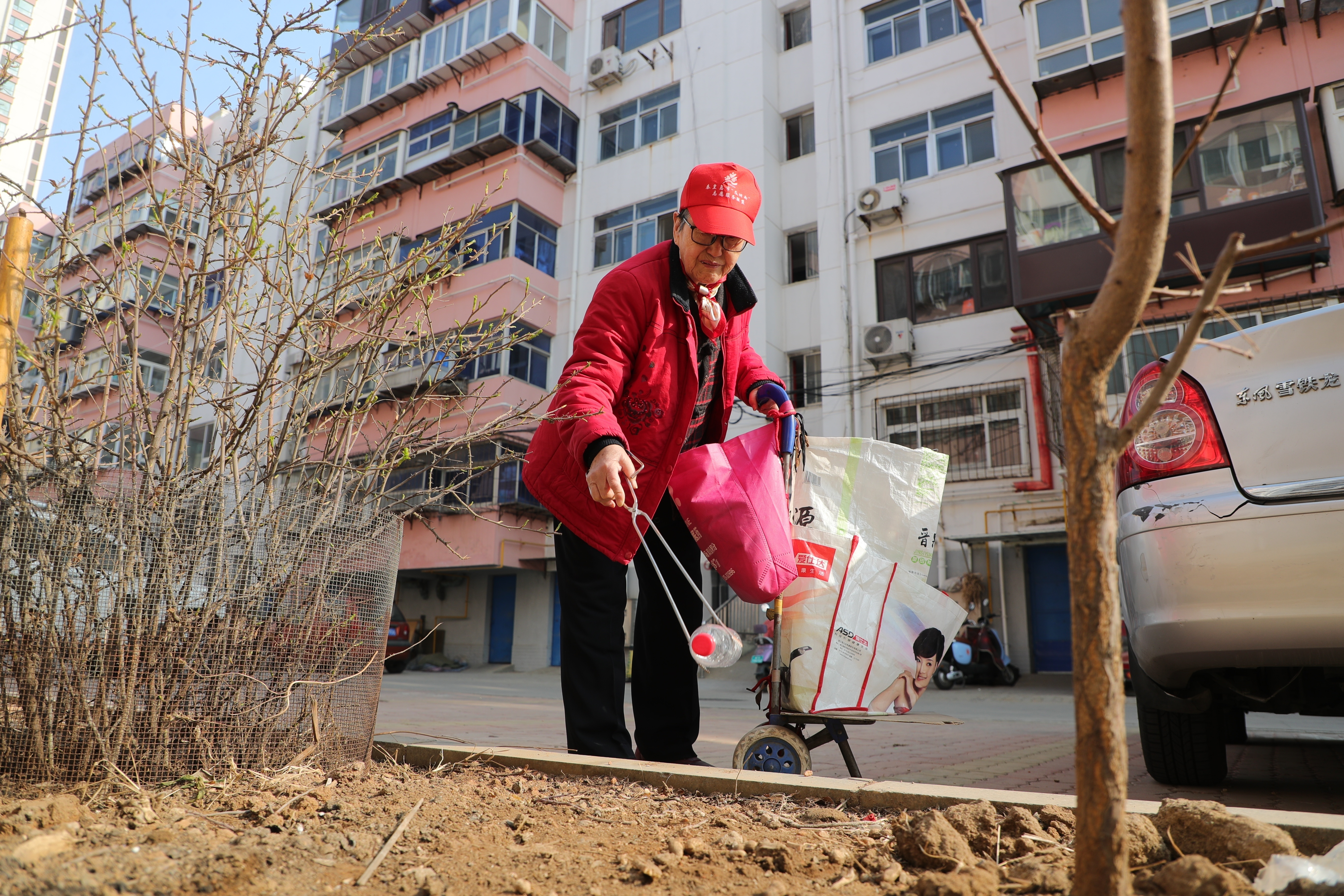 她16年捡了20万个瓶子帮人嘛不丢人