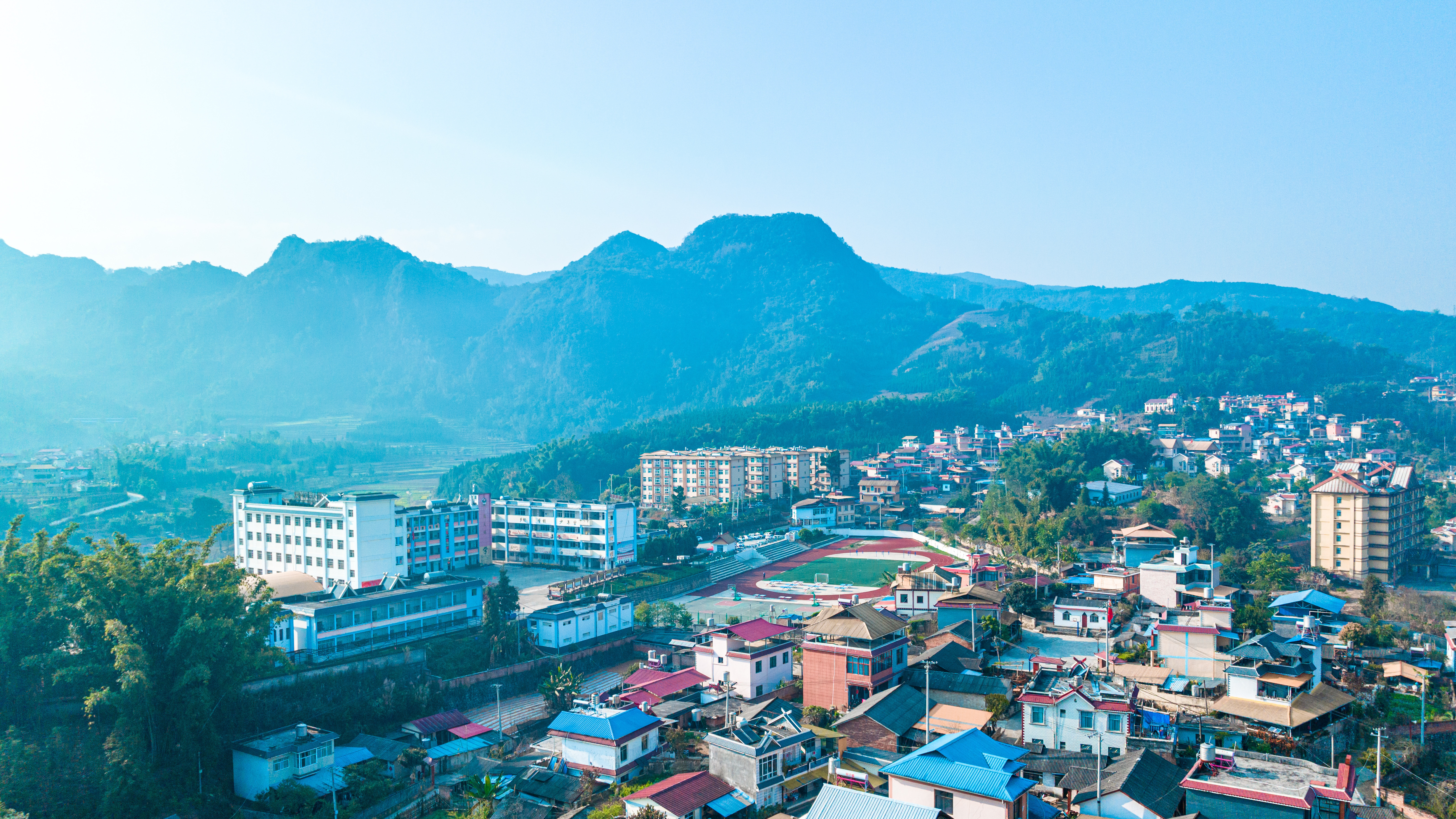 1680566754763721.jpg 图为航拍勐董镇中心完小.jpg