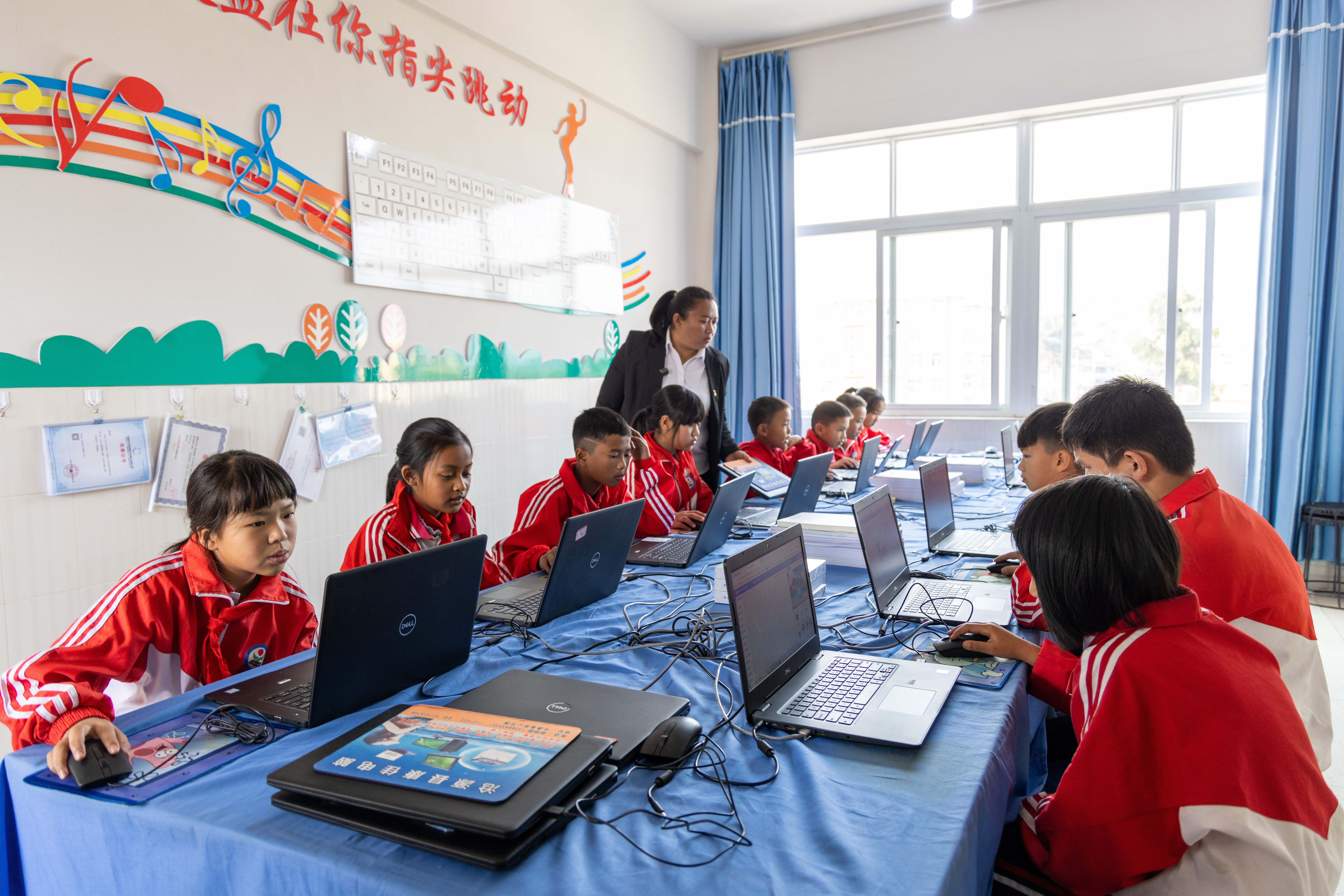 1680566912733442.jpg 图为陈元春在编程兴趣小组上课.jpg