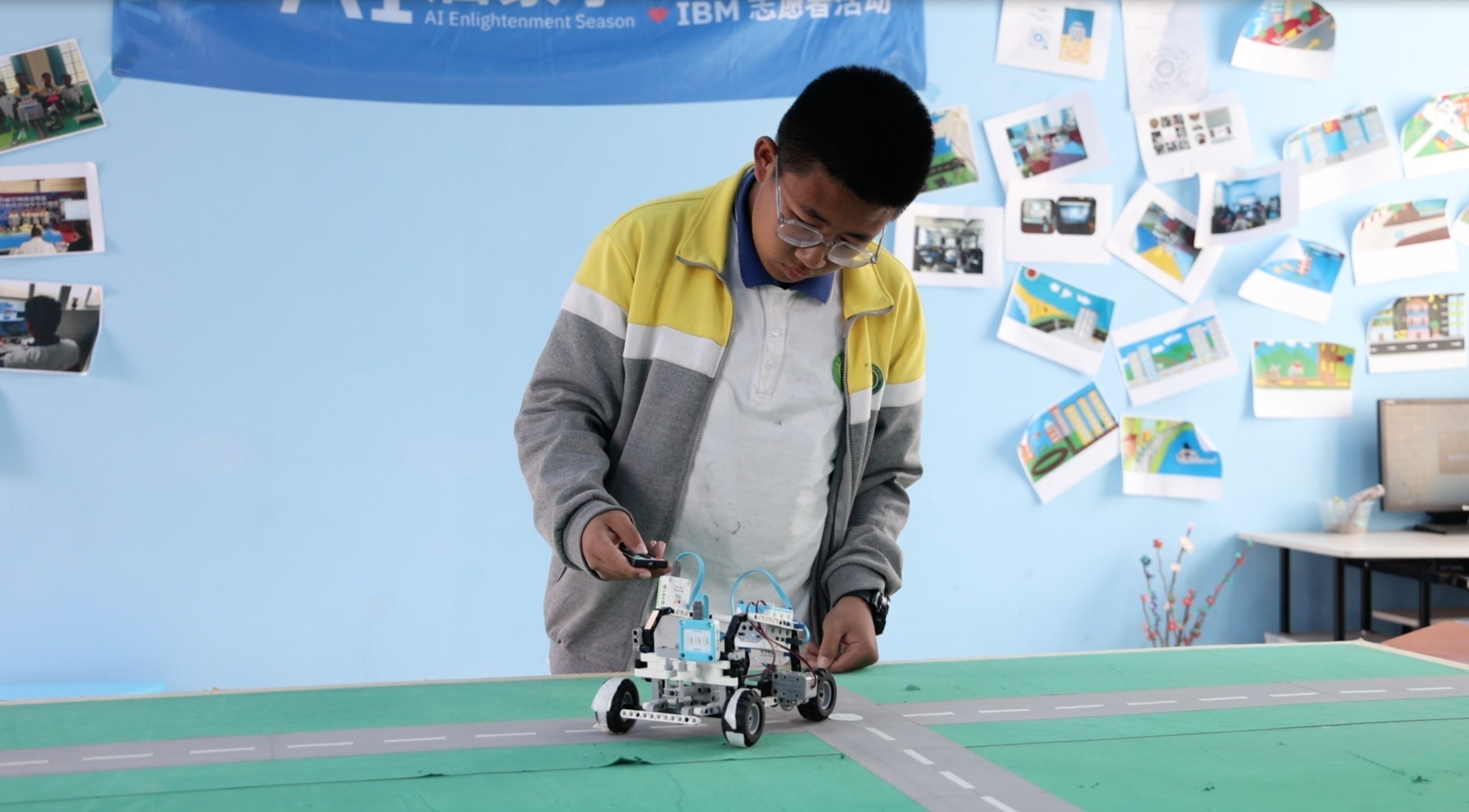 1680567014364944.png 图为陆天濠调试编程赛车.png