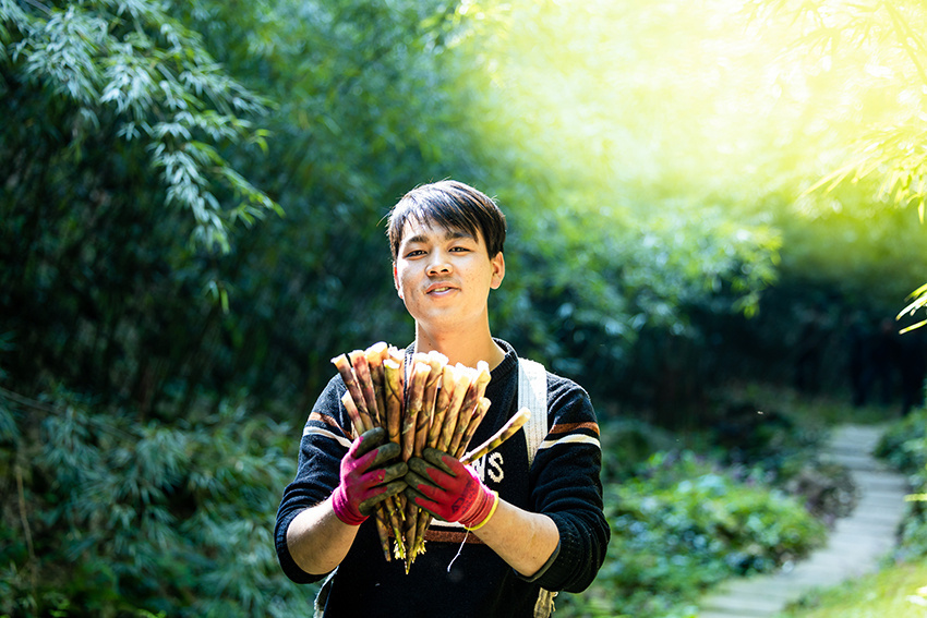 青年展示劳动成果。人民网记者 程浩摄.jpg