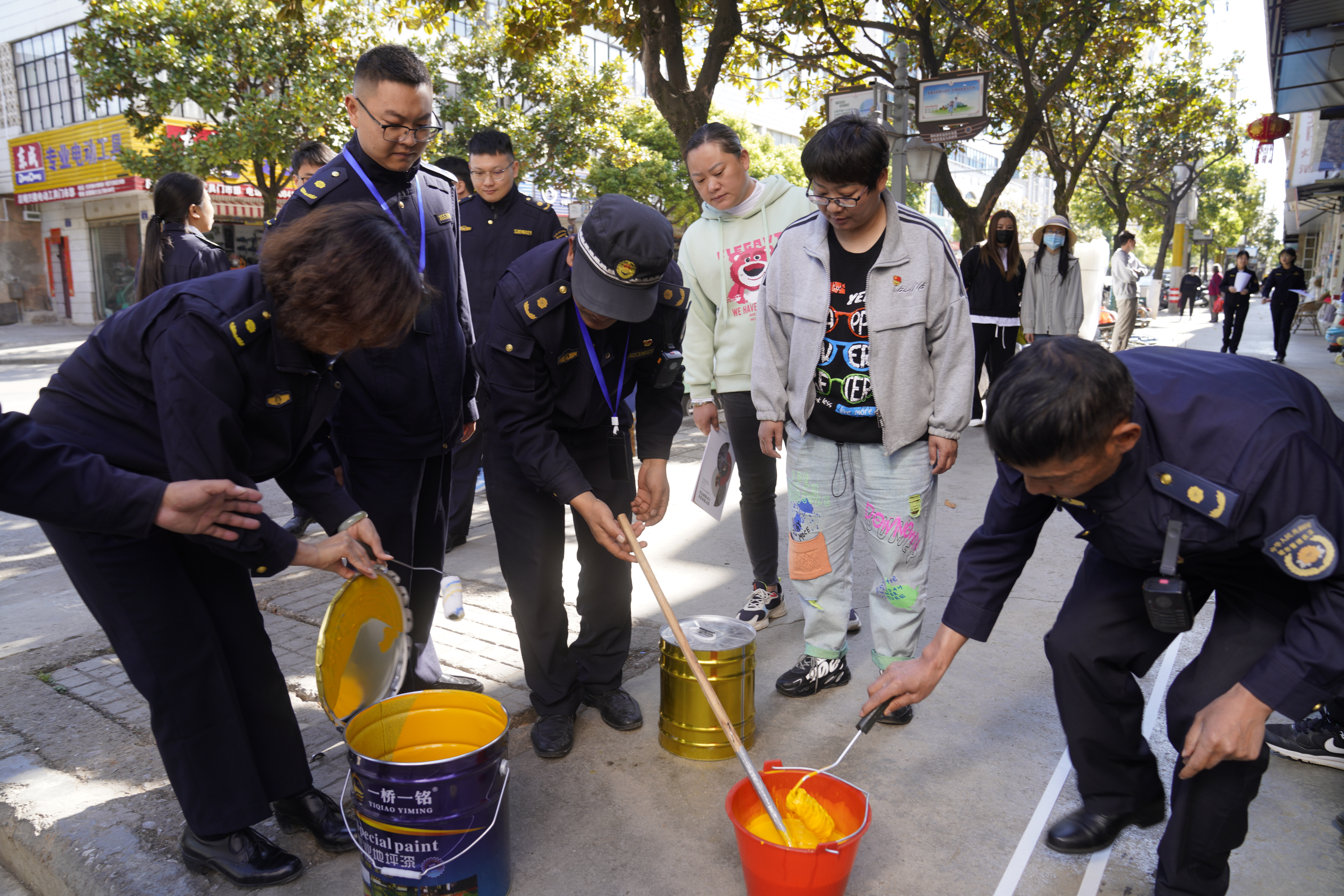 晋宁城管执法有温度！“店外1米线内”可摆摊 (4).JPG