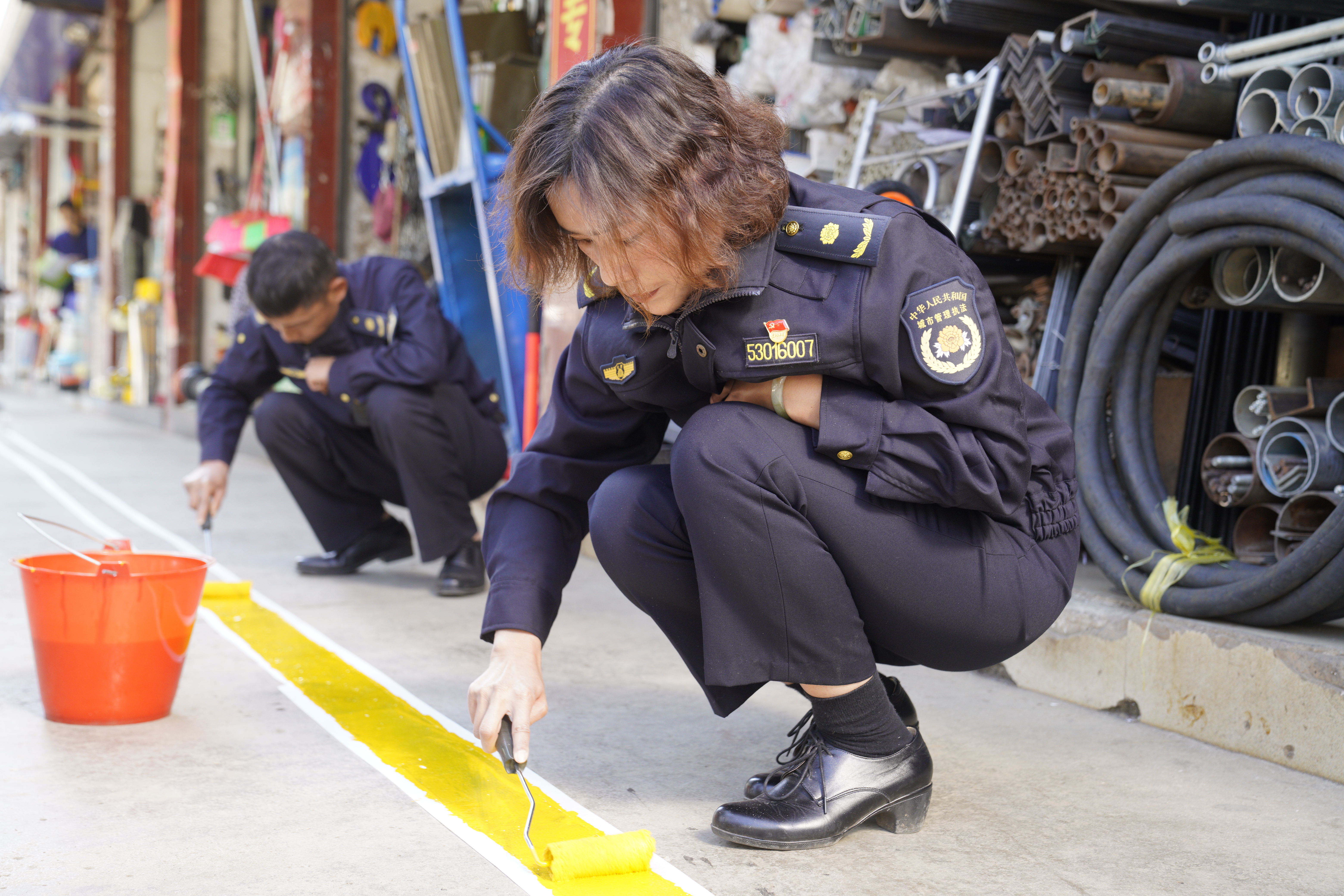 晋宁城管执法有温度！“店外1米线内”可摆摊 (5).JPG