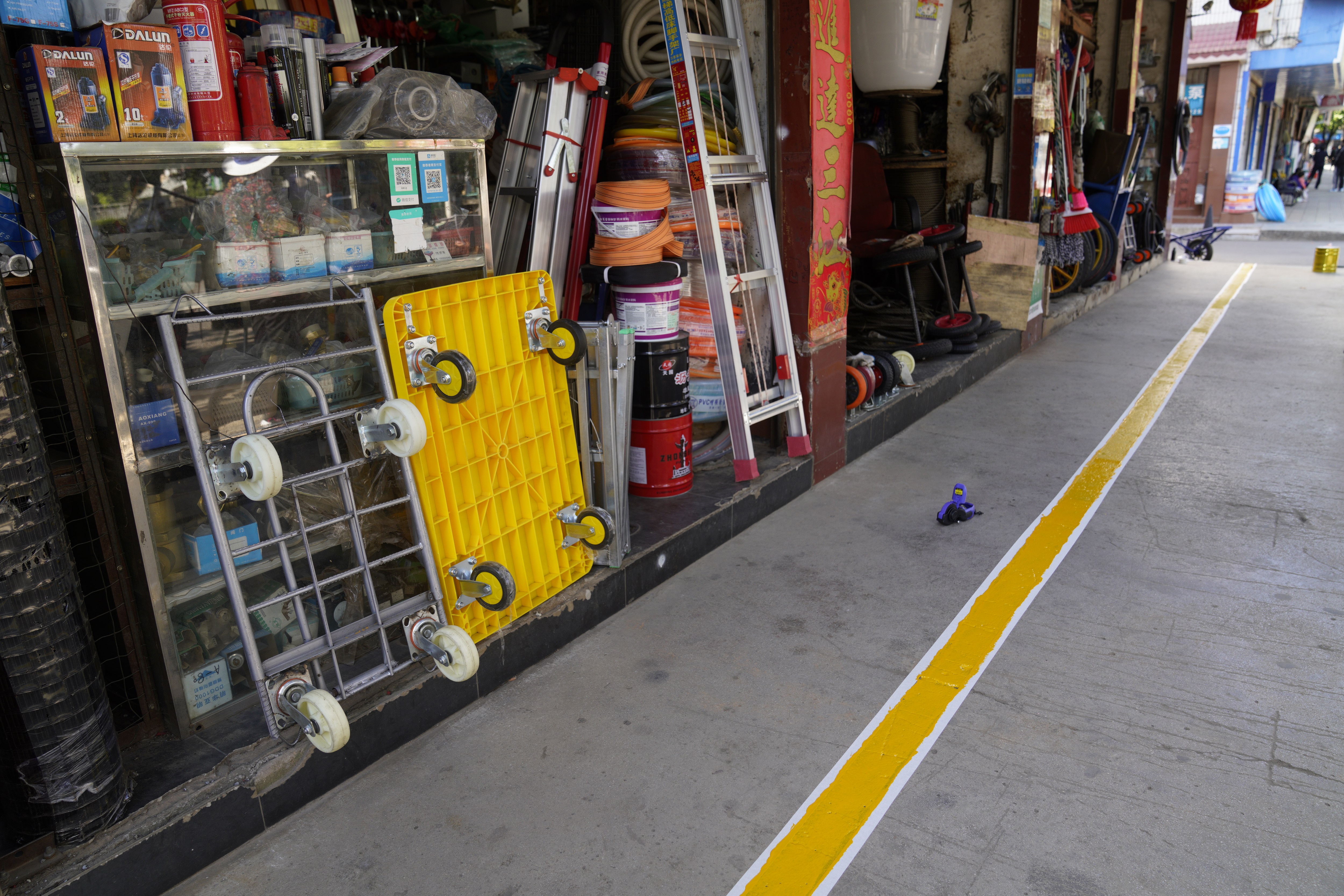 晋宁城管执法有温度！“店外1米线内”可摆摊 (9).JPG