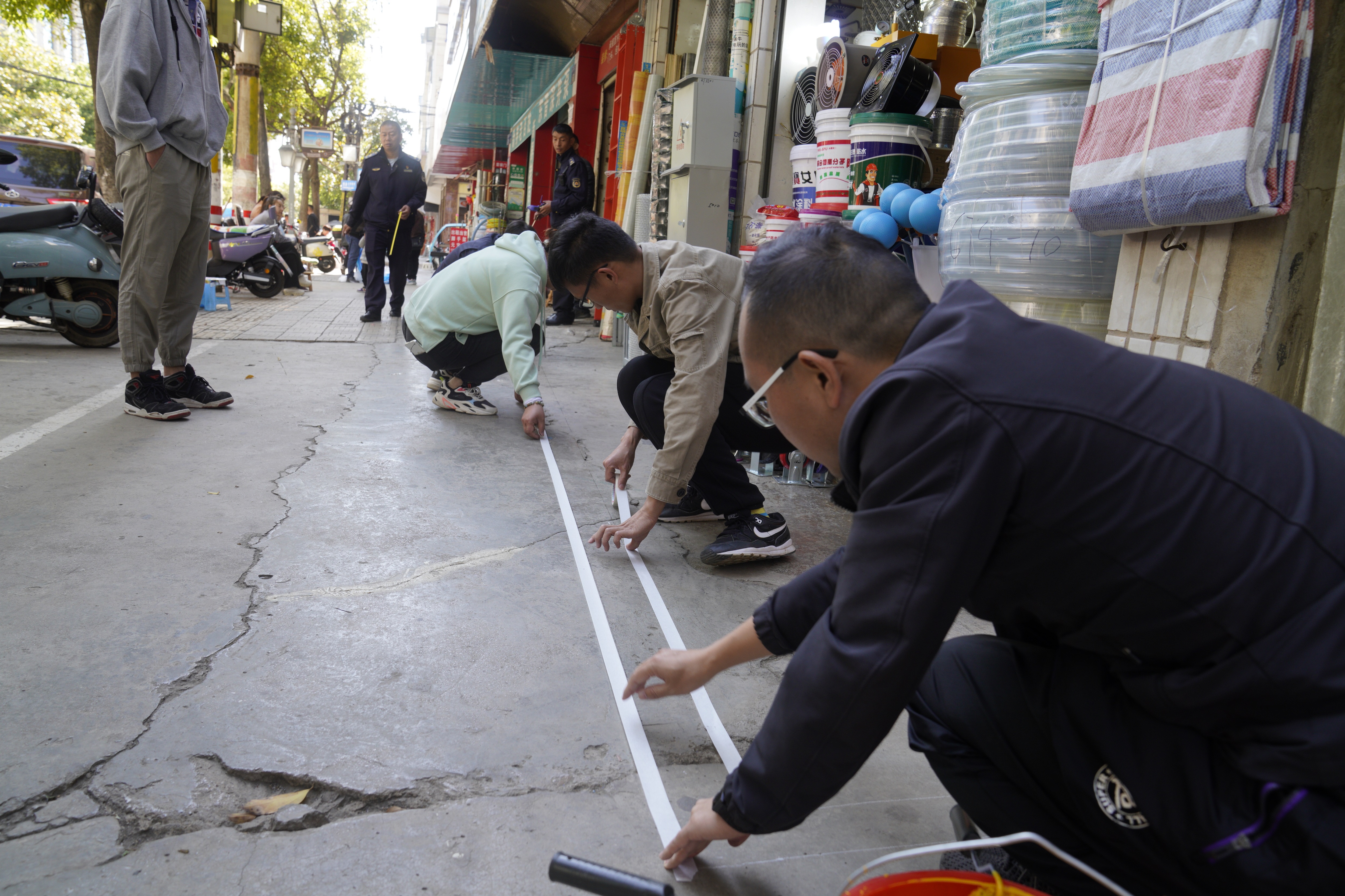 晋宁城管执法有温度！“店外1米线内”可摆摊 (14).JPG