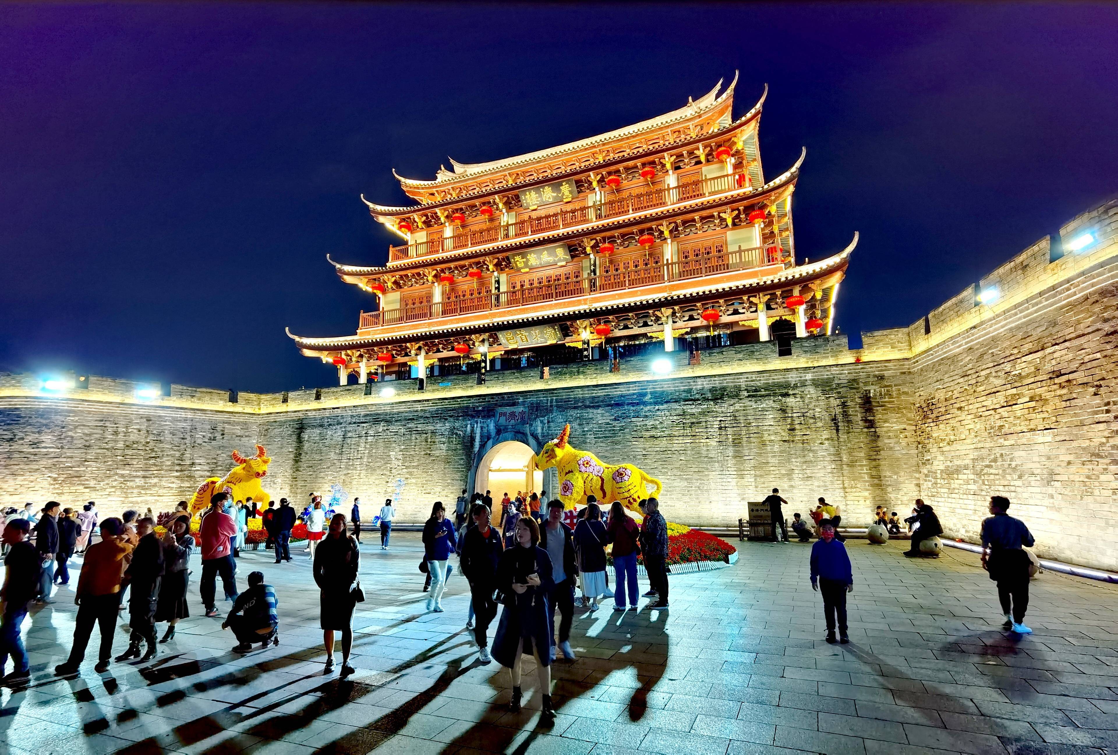 2021年2月，游客在潮州古城游玩。（图片来源：新华社）.jpeg