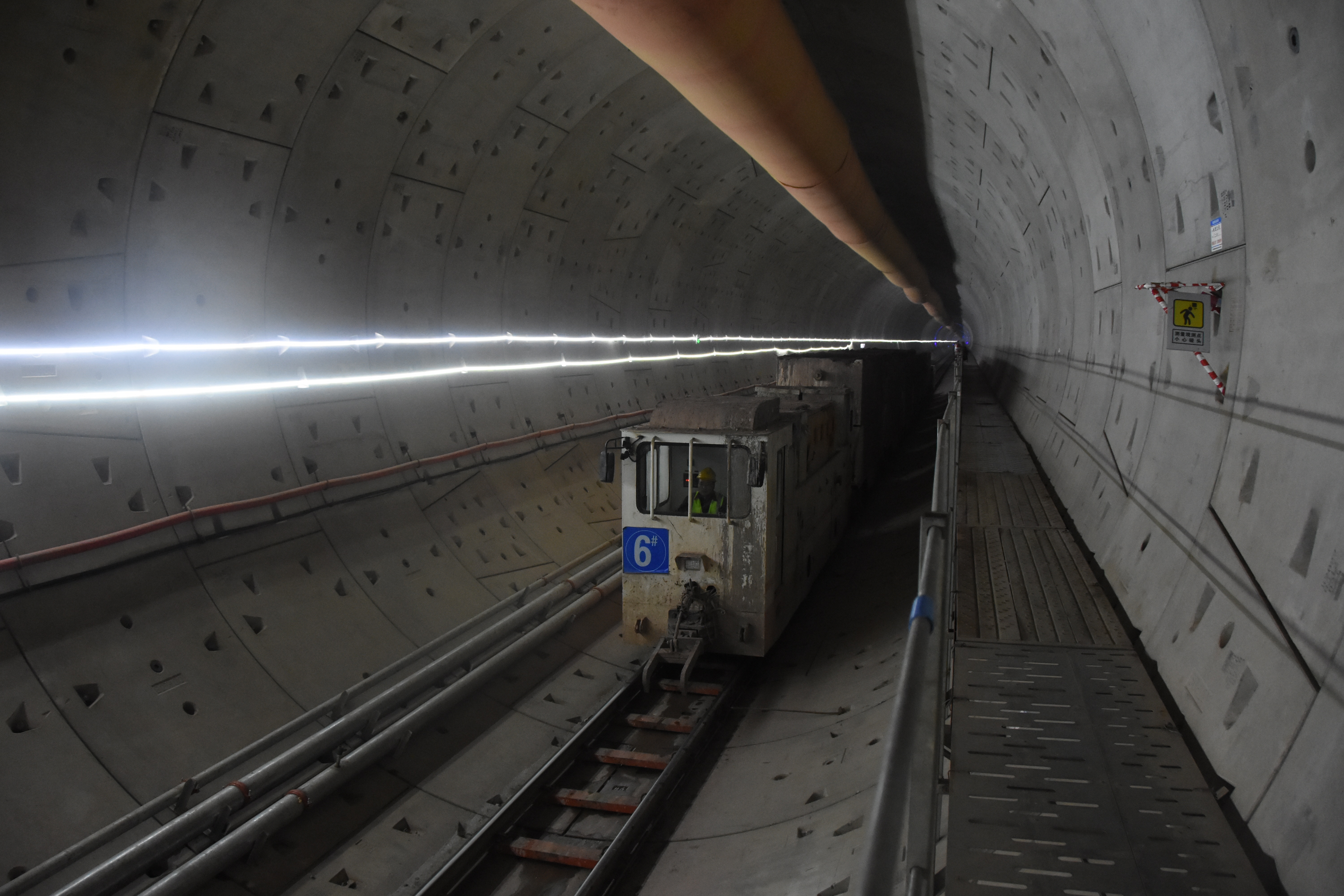 动力分散式新能源电机车正在运输砂浆和管片（郑路 摄）.JPG