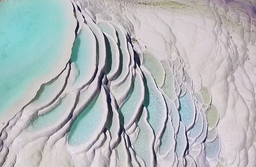 1682491837239885.jpg 【2】白水台层层叠叠的钙化池如白色梯田一样,盛满了澄澈的蓝色湖水。(香格里拉融媒体中心供图).jpg