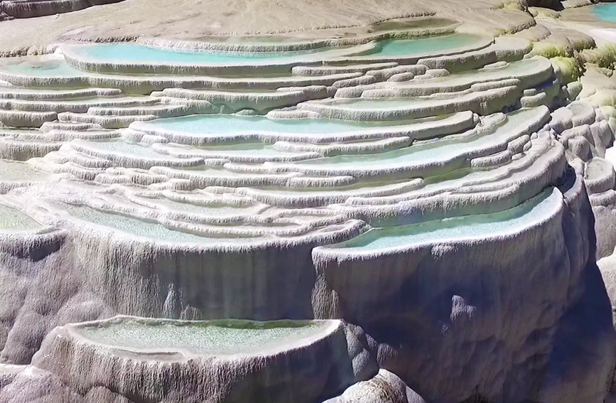 1682491778952360.jpg 【1】白水台层层叠叠的钙化池如白色梯田一样,盛满了澄澈的蓝色湖水。(香格里拉融媒体中心供图).jpg