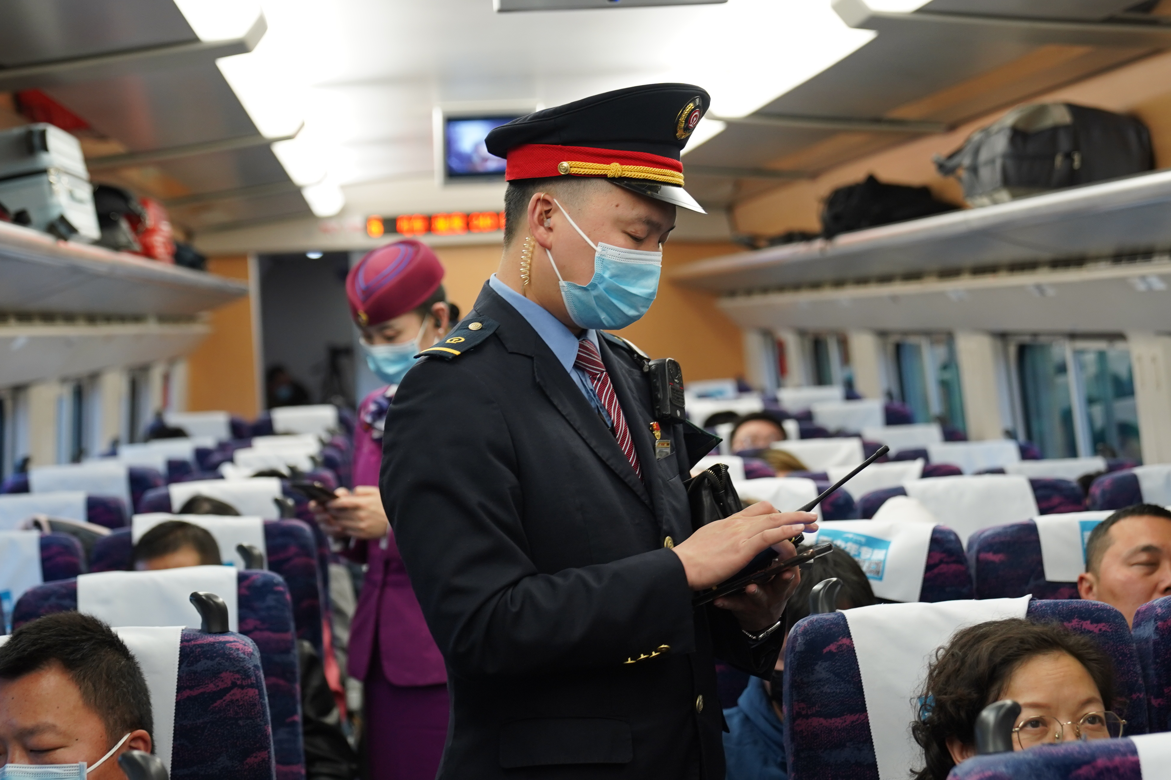 1683003292547757.jpg 图3 节日期间,列车长组织乘务员对车内旅客席位进行核对.JPG