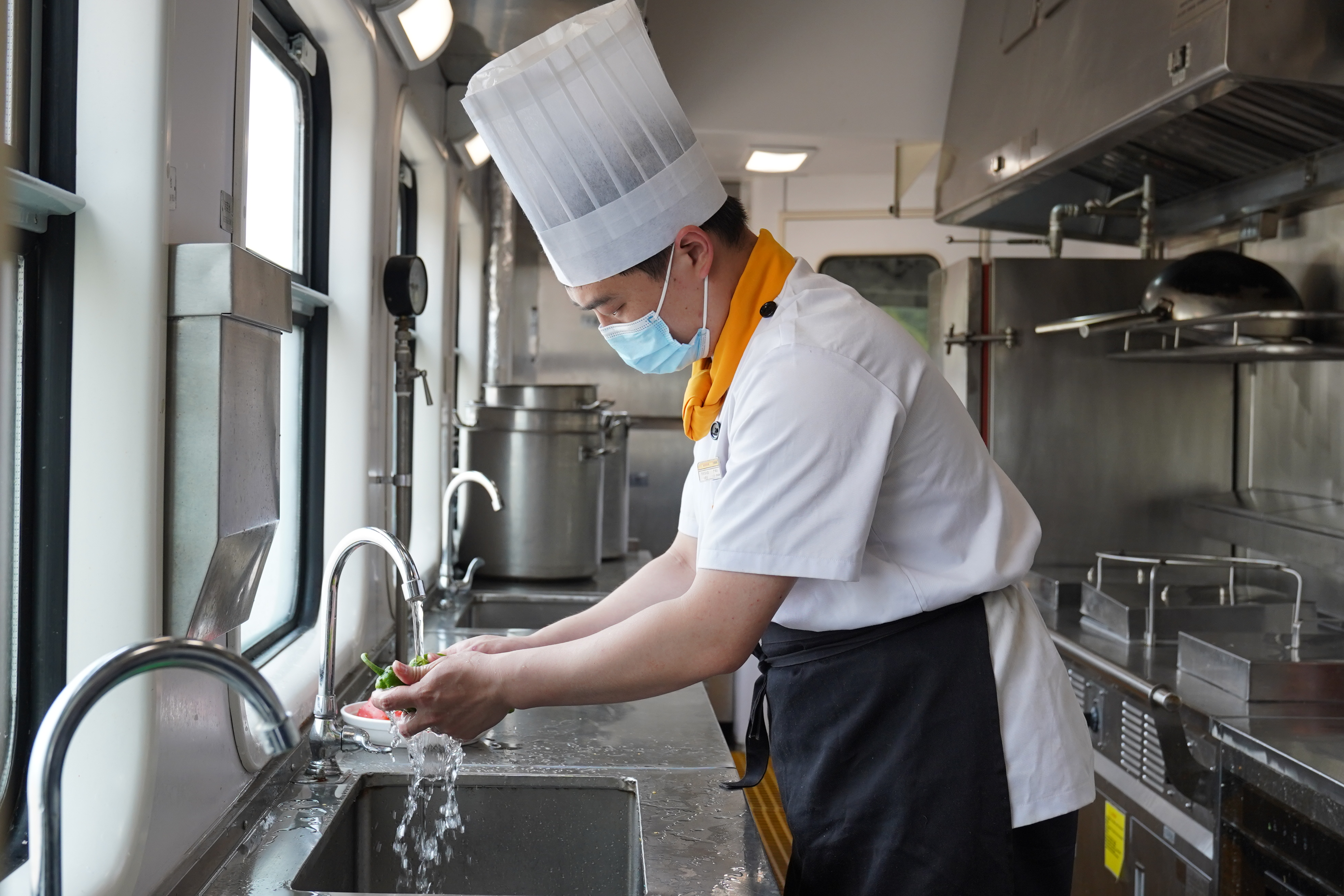 1683003316244480.jpg 图8 节日期间,餐车炊事员正在为旅客准备餐食.JPG