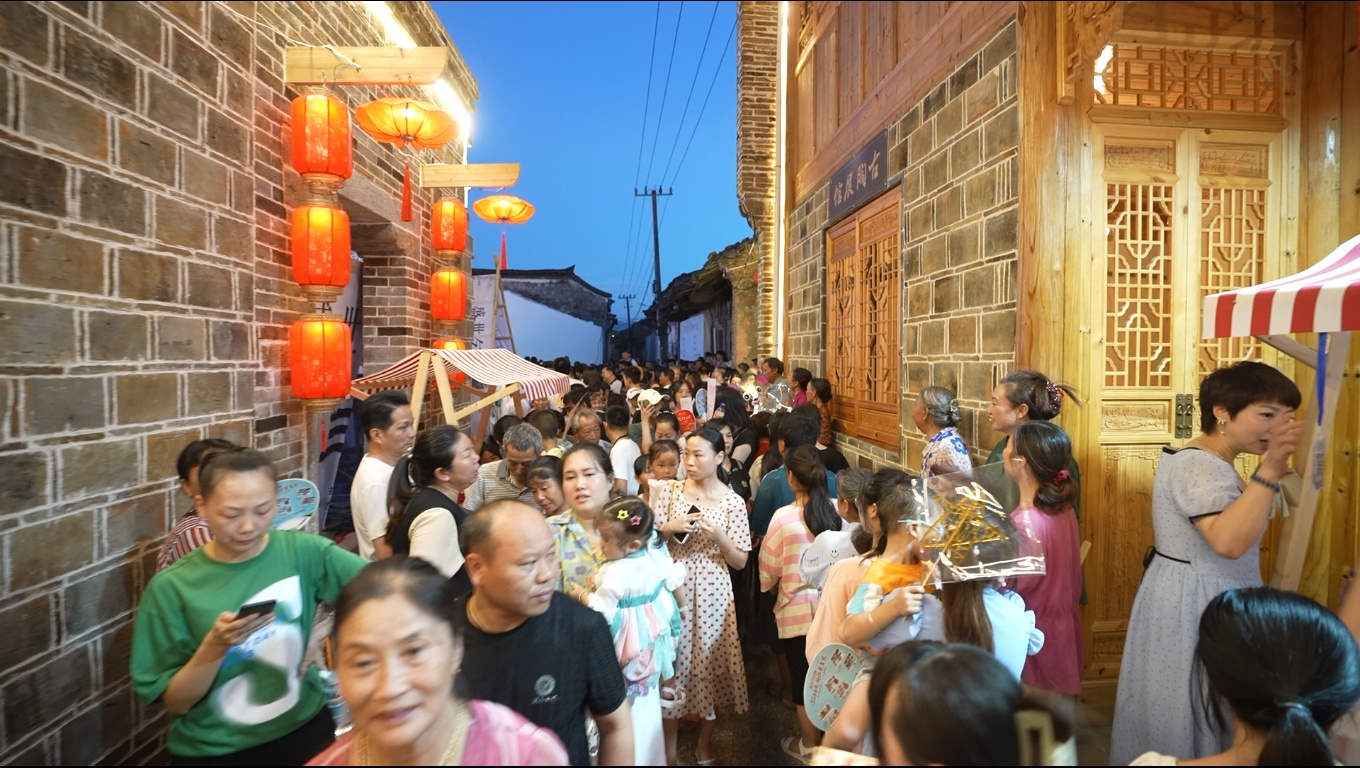 1683252410420759.png 崇仁明清古街内游人如织.png
